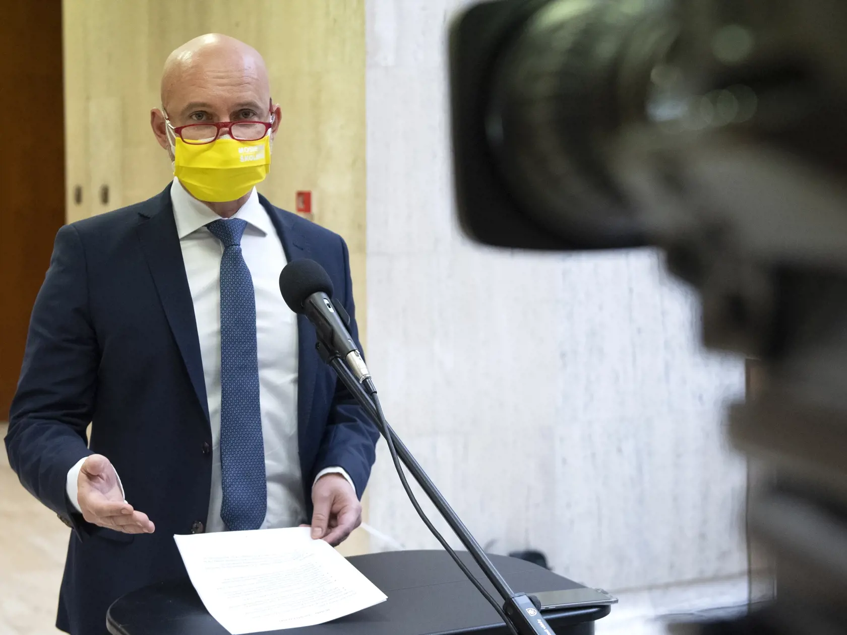 "Očkovanie je zatiaľ jedinou možnou alternatívou, ako zvládnuť pandémiu. Čiže naďalej presviedčať a vyjadrovať prínosy očkovania a rozprávať sa s ľuďmi, ktorí zatiaľ váhajú," uviedol minister školstva, vedy, výskumu a športu SR Branislav Gröhling.