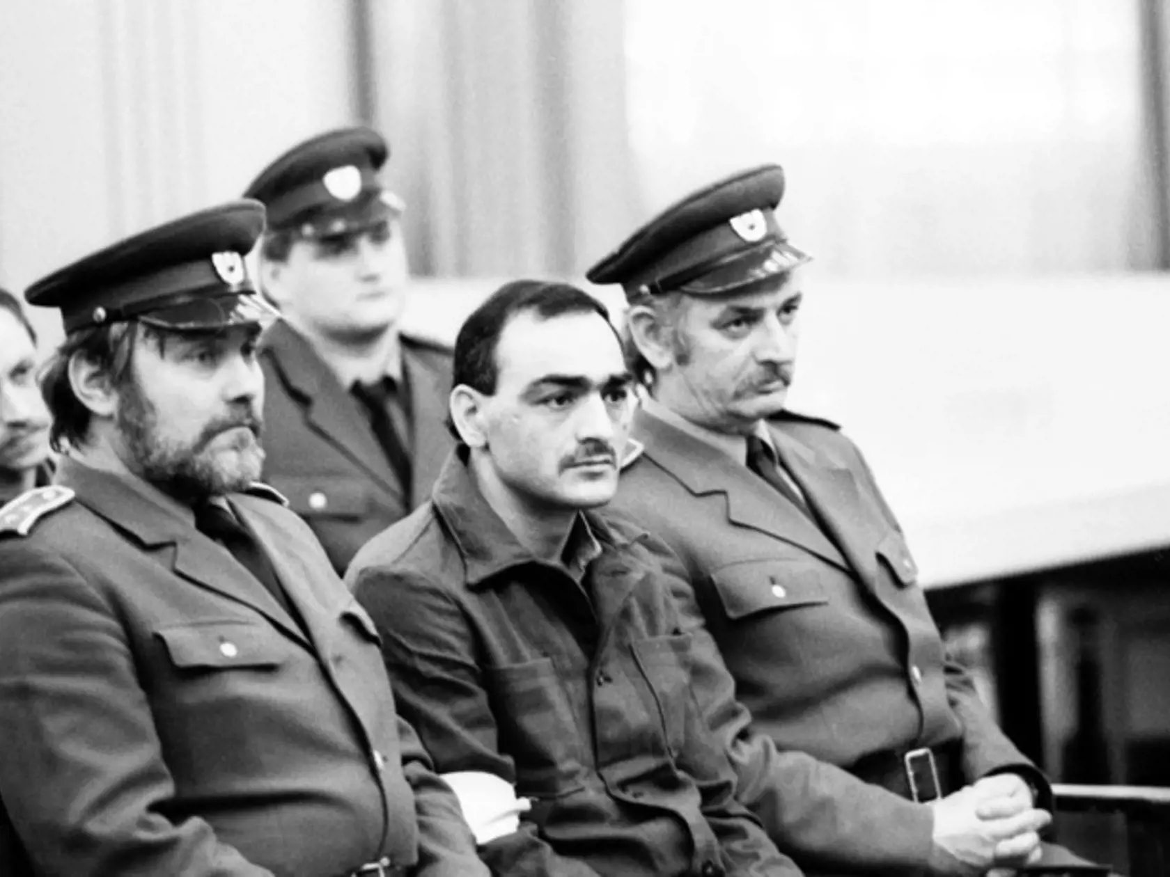 V Justičnom paláci v Bratislave sa 4. januára 1993 začal proces so siedmimi obžalovanými, ktorí 23. novembra 1991 v leopoldovskej väznici zavraždili strážcov a ušli na slobodu. Na snímke obvinený Tibor Polgári počas súdneho procesu.