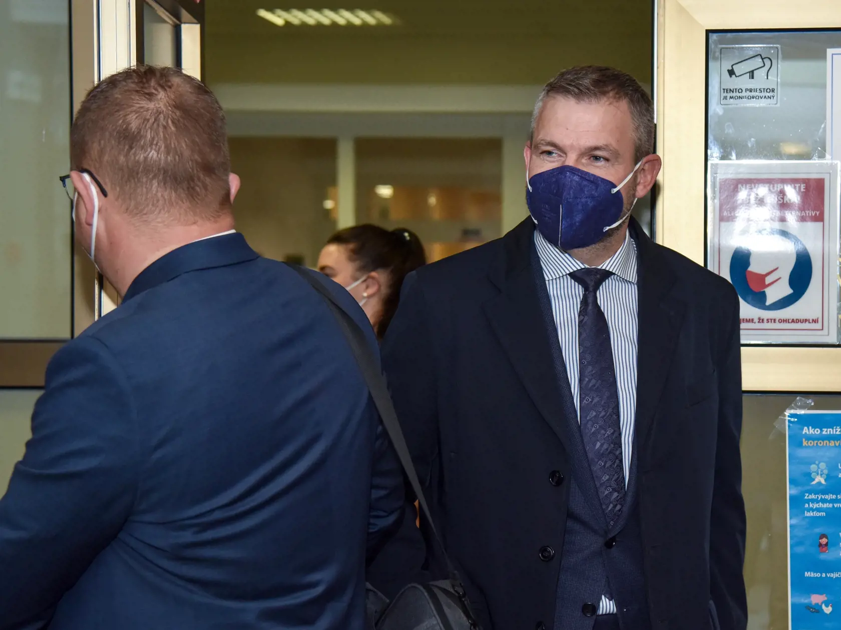 "Ak sa vláda rozhodne nad akoukoľvek formou lockdownu, musí tak urobiť jedine vtedy, ak predstaví slovenskej verejnosti aj zásadné ekonomické opatrenia. Sme presvedčení, že opatrenia, ktoré majú znížiť mobilitu na účely zníženia nákazy, sa dajú urobiť aj bez núdzového stavu," uviedol Pellegrini.