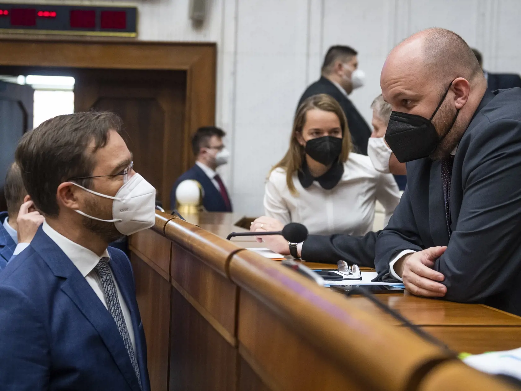 "Ak sa na zavedenie povinného očkovania nájde politická odvaha, musia byť jasne definované zdravotné výnimky, ako aj odškodňovací zákon na kompenzáciu závažných zdravotných následkov. Stanovenie hranice by som nechal na odborníkov. Dôležité je stanoviť ju tak, aby nám pri premorovaní obyvateľstva mladšie vekové kategórie nezahltili nemocnice. U mladších ľudí by som preto ponechal očkovanie na dobrovoľnej báze," hovorí Krajčí.