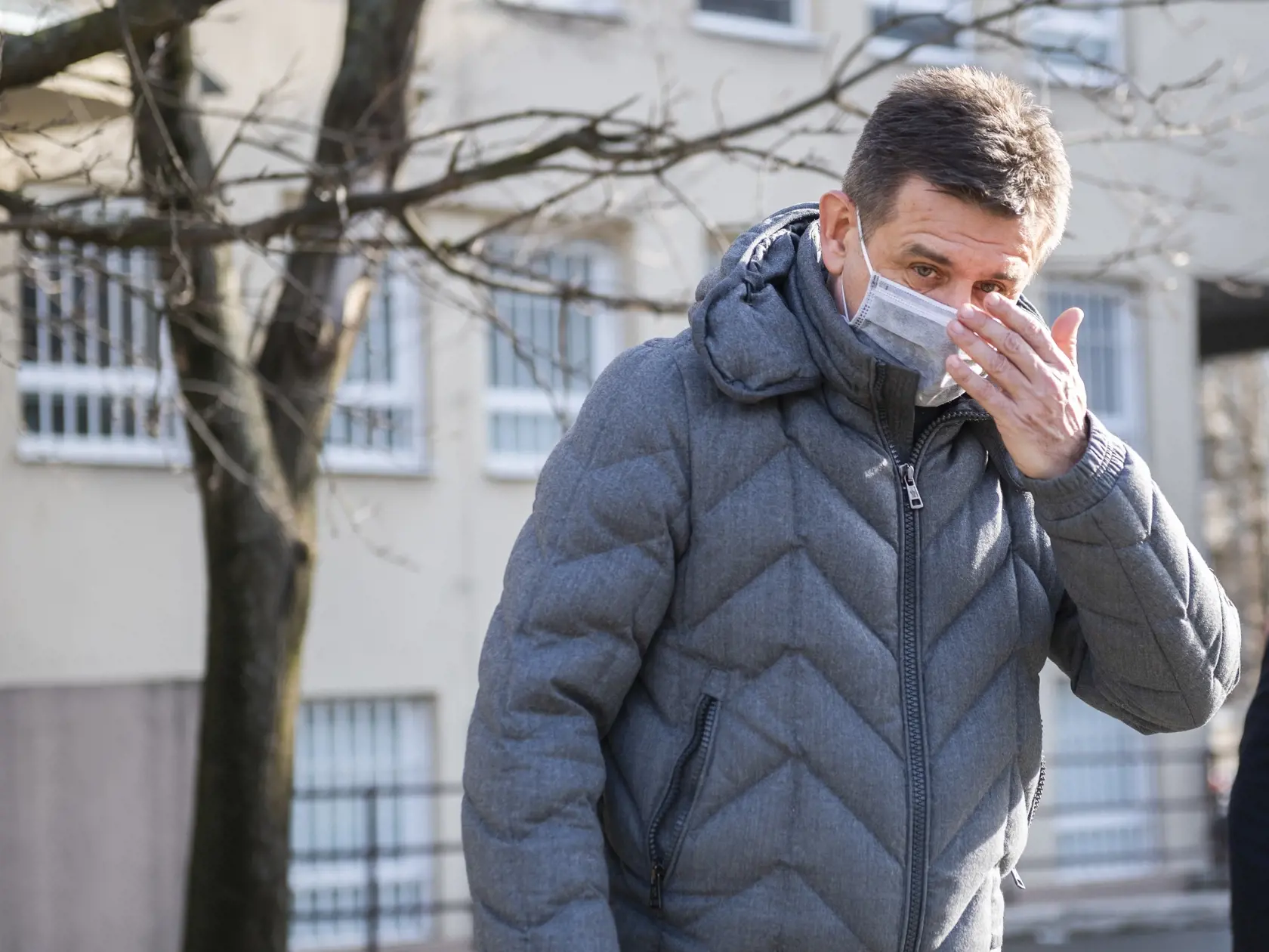 "Z tej jamy, do ktorej nás táto vládna garnitúra dostala tým, že potrebné opatrenia nedokázala prijať včas, už nám nič iné neostáva, ako celoplošný, časovo obmedzený lockdown, s presnými pravidlami na kompenzáciu všetkých aktérov, ktorých sa zatvorenie krajiny dotkne negatívne," hovorí Sólymos.