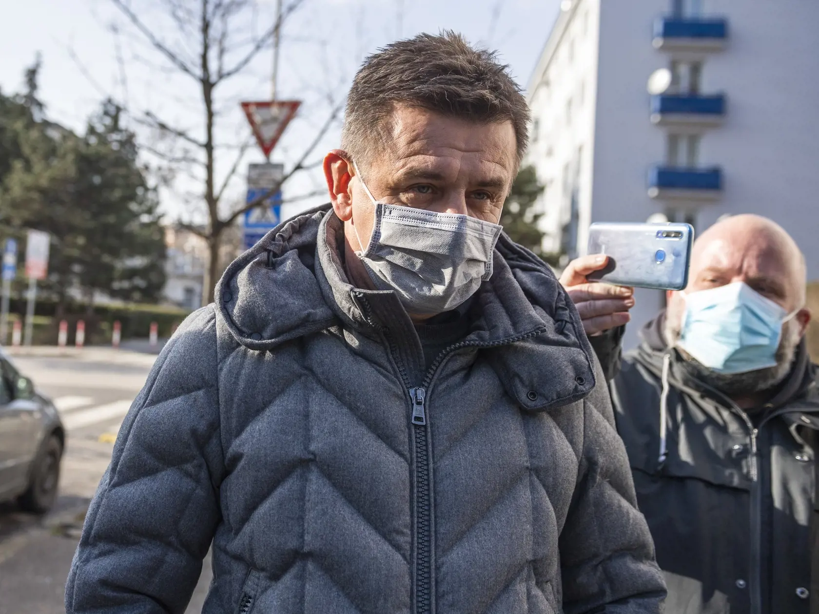 "Boj s pandémiou bez jednoznačných, zrozumiteľných, logických a včas prijatých opatrení nie je možné vyhrať. Nehovoriac o tom, že všetky opatrenia musia byť odborne podložené, zrozumiteľne odkomunikované a vymožiteľné. Vláda, ktorá prišla o svoj kredit, toto jednoducho nedokáže. Žiaľ, presne to sa stalo na Slovensku," hovorí bývalý minister životného prostredia SR László Sólymos.
