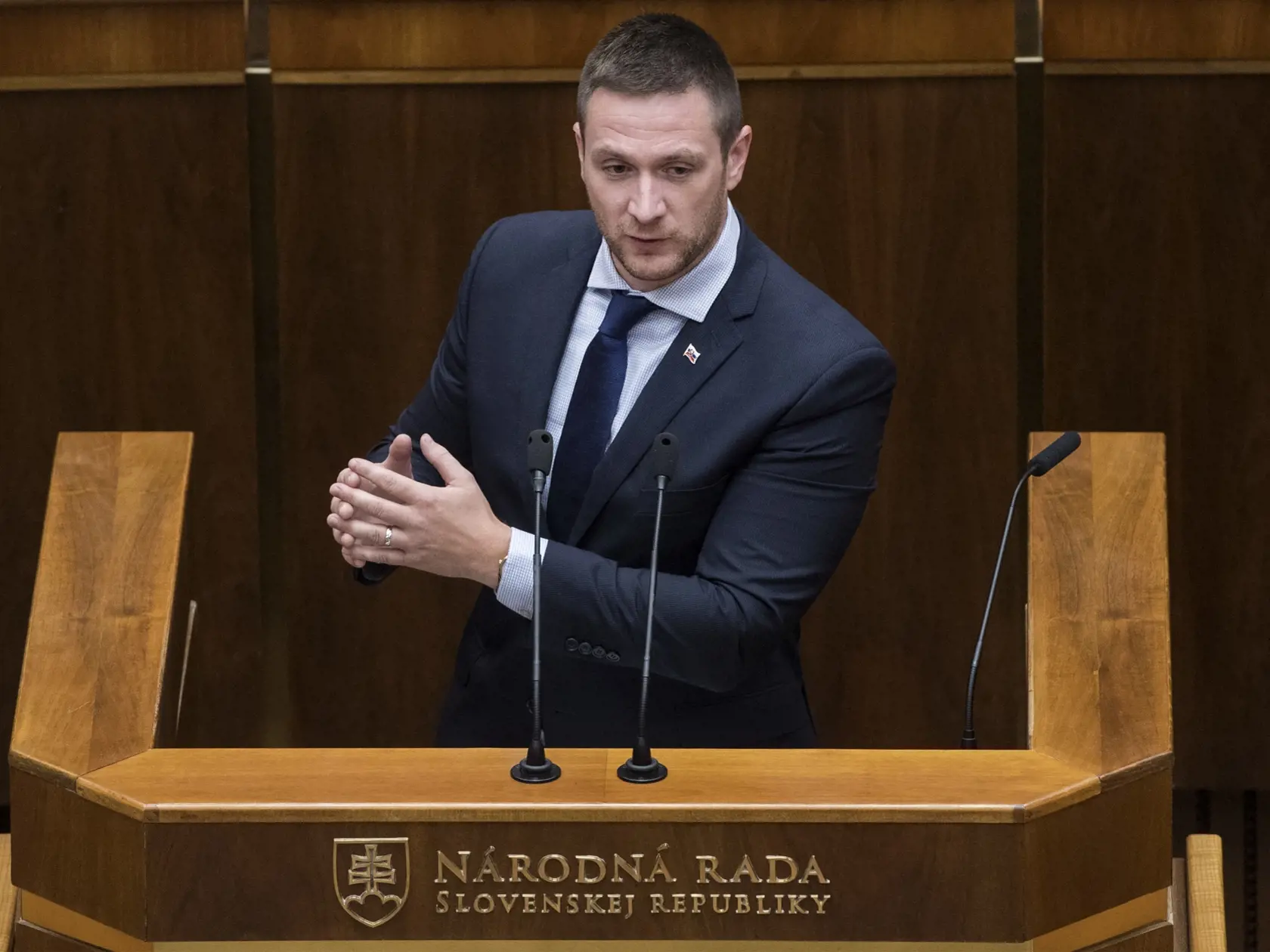 "Opatrenia by mali smerovať na včasnú ambulantnú liečbu chorých a napreventívnu ochranu rizikových skupín (najmä starších a chronicky chorých ľudí). Tí tvoria drvivú väčšinu hospitalizovaných, a, žiaľ, aj mŕtvych. Všetku energiu sústrediť na (dobrovoľnú) ochranu týchto ľudí a neničiť život mladým a zdravým, pre ktorých covid nepredstavuje veľké riziko," myslí si europoslanec Uhrík.