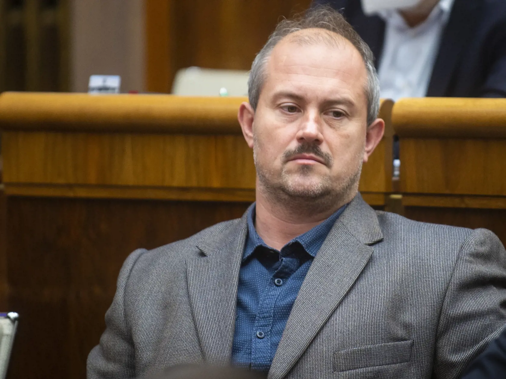 "Absolútne nesúhlasíme s povinným očkovaním a je úplne jedno, či by sa týkalo všetkých obyvateľov, alebo len vybraných skupín. Cestu vidíme v efektívnom a účinnom liečení chorých," myslí si poslanec NRSR za ĽSNS Marian Kotleba.