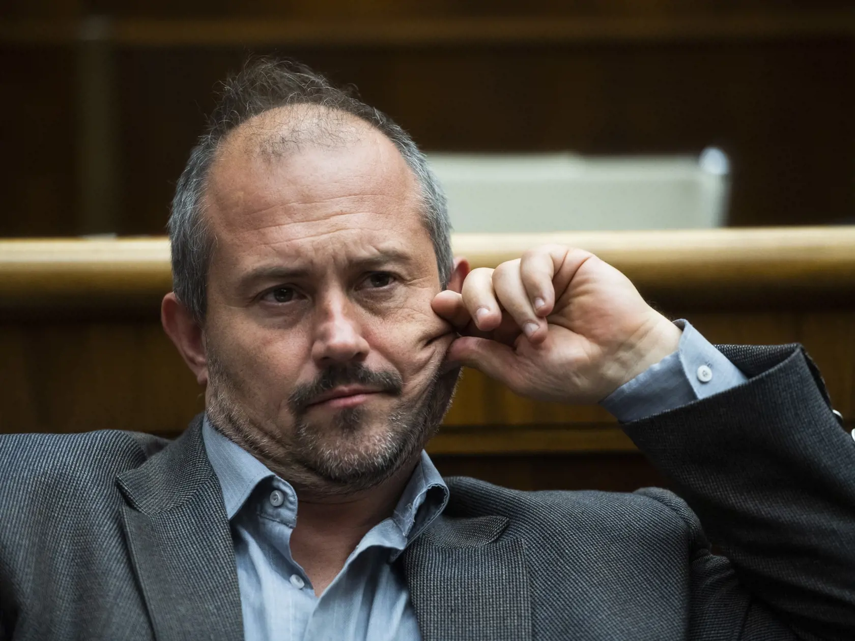 "Zdravých ľudí treba nechať normálne žiť - žiadne testovanie, očkovanie či lockdowny! Veď aj pri chrípke sa vždy liečili len tí, ktorí reálne ochoreli a skončili s horúčkami v posteli, či už doma alebo v nemocnici," tvrdí poslanec NRSR za ĽSNS Marian Kotleba.