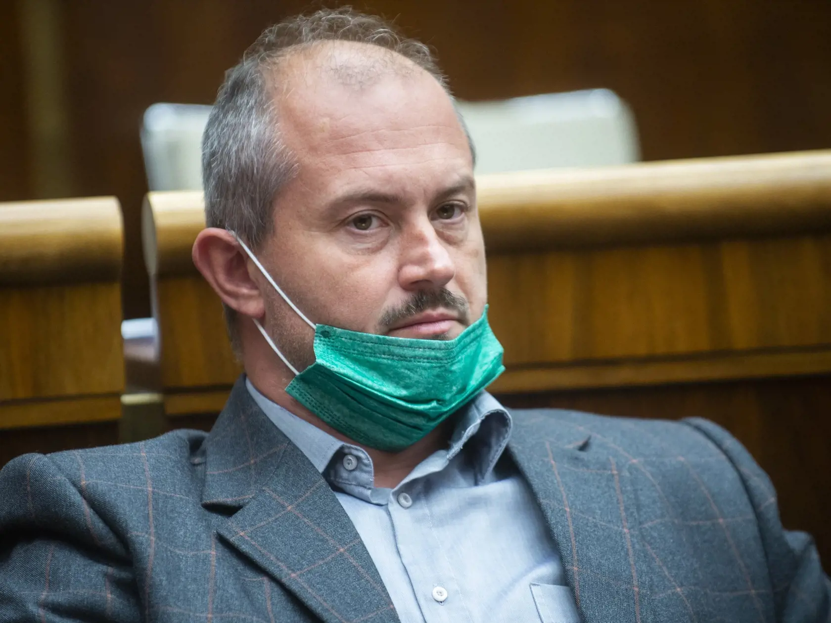 "Absolútne nesúhlasíme s povinným očkovaním a je úplne jedno, či by sa týkalo všetkých obyvateľov, alebo len vybraných skupín. Cestu vidíme v efektívnom a účinnom liečení chorých," myslí si poslanec NRSR za ĽSNS Marian Kotleba.