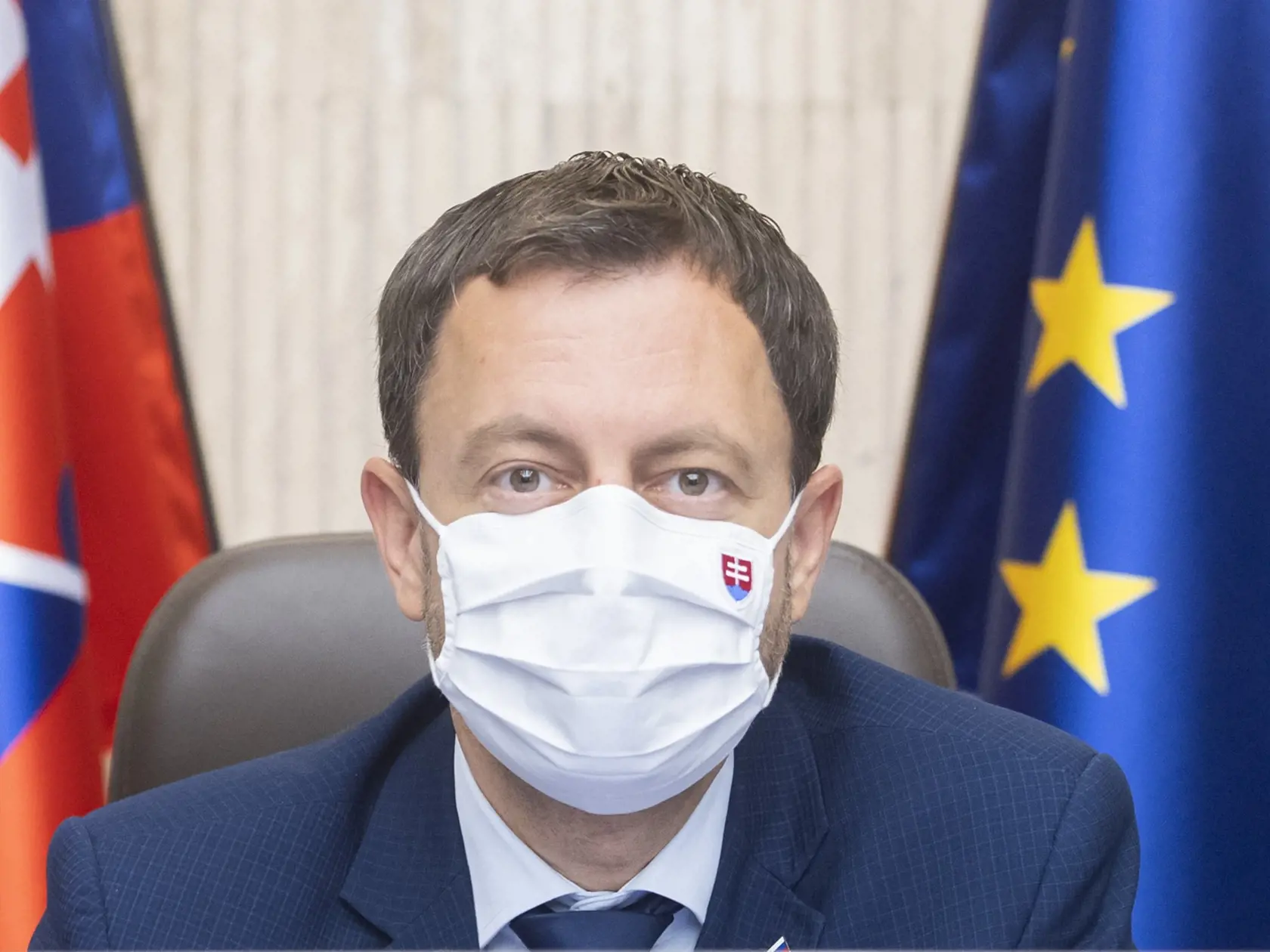 "Ak je pacient hospitalizovaný, môže dostať až desiatky liekov naraz a riskuje oveľa viac závažnejších nežiaducich účinkov ako po očkovaní vakcínou. Vakcína preukázateľne znižuje riziko infekcie, hospitalizácie a smrti, ako dokazujú početné štúdie," hovorí Heger.