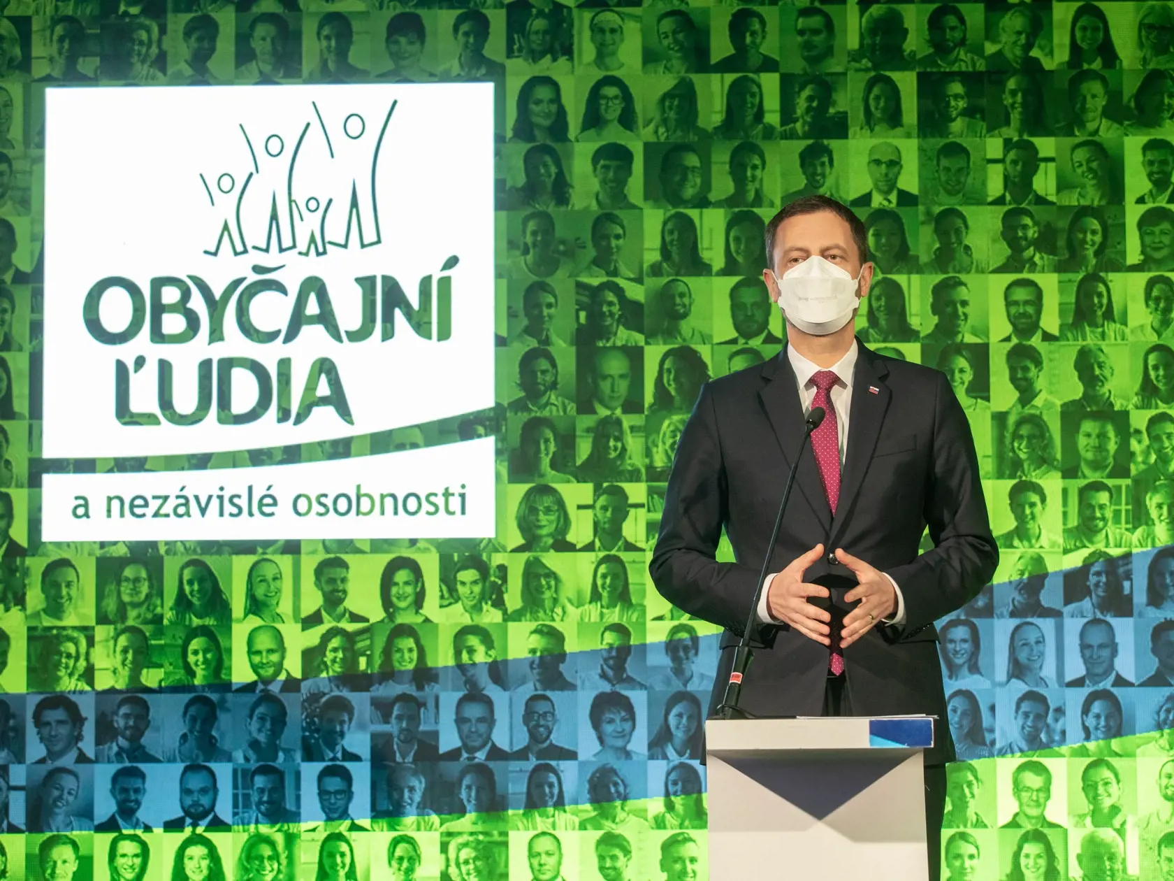 " Žiaľ, svojimi životmi na to doplácajú hlavne nezaočkovaní a sú obete tých, ktorí nemilosrdne zneužívajú pandémiu na politické ciele. Neverte opozícii, že delíme ľudí na zaočkovaných a nezaočkovaných. Na zaočkovaných a nezaočkovaných rozdelil ľudí covid. My v skutočnosti obe skupiny chránime," tvrdí Heger.
