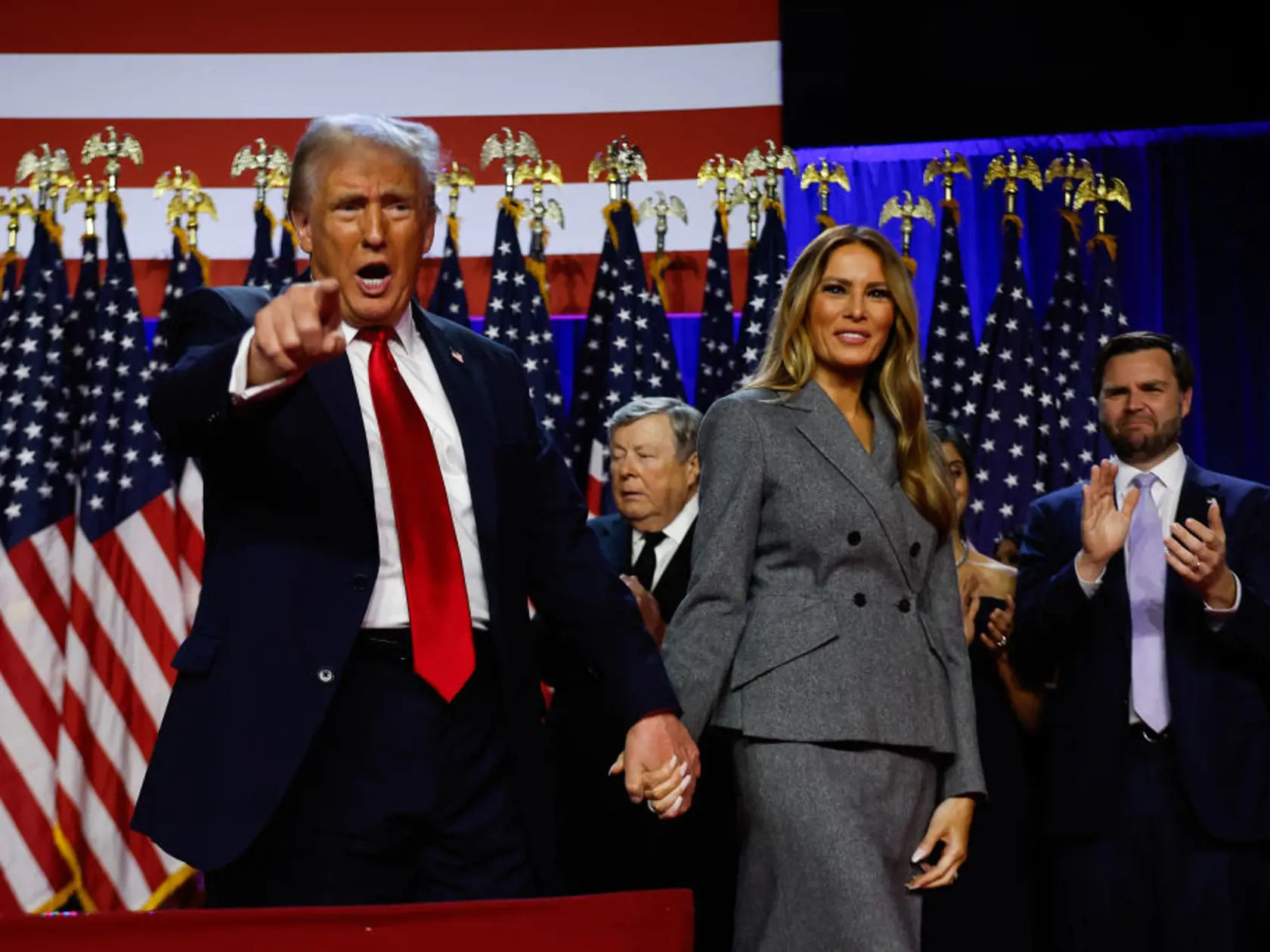 Trumpov nezvyčajný oranžový tón je stále častejšou témou diskusií medzi ľuďmi, ktorí si všímajú, že tento odtieň sa postupne zvýrazňoval s blížiacim sa dňom volieb. Či už ide o stresovú reakciu alebo o snahu zvýšiť si sebavedomie, jeho výrazný tón pokožky neuniká pozornosti. Vizážistka celebrít Safia Cox sa vyjadrila k tomu, čo podľa nej bývalý prezident používa, a prečo si myslí, že to robí.