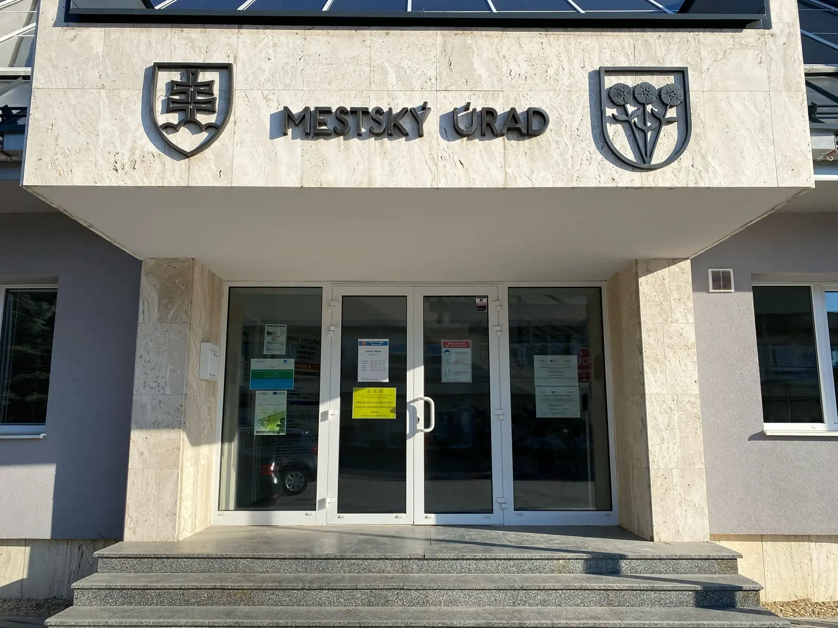 Vstup na mestský úrad v Stropkove. Dnu sa dá dostať iba jediným vchodom.