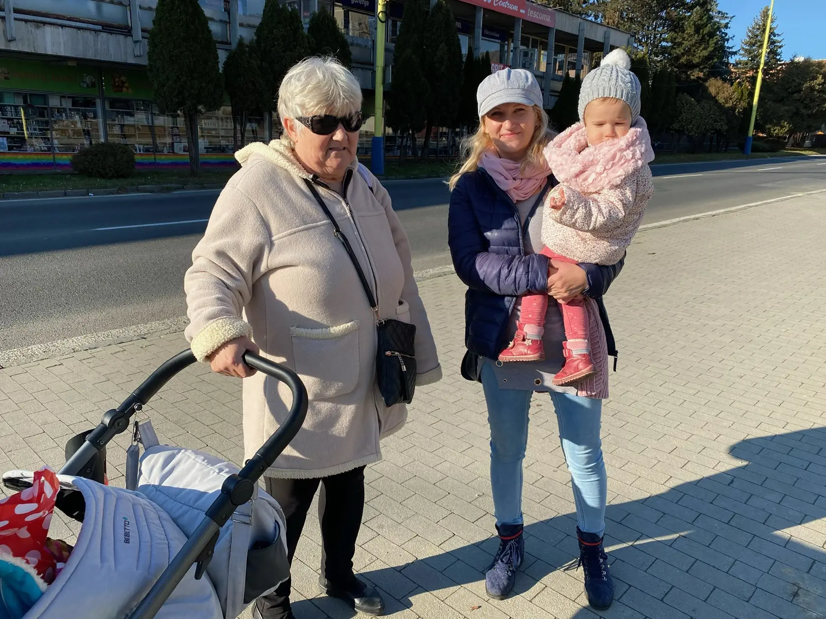 Vladimíra (39), jej dcéra Viktória (1,5) a jej mama Magda (59). Ženy si myslia, že nákazu privliekli do mesta tí, ktorí chodia za prácou do zahraničia.
