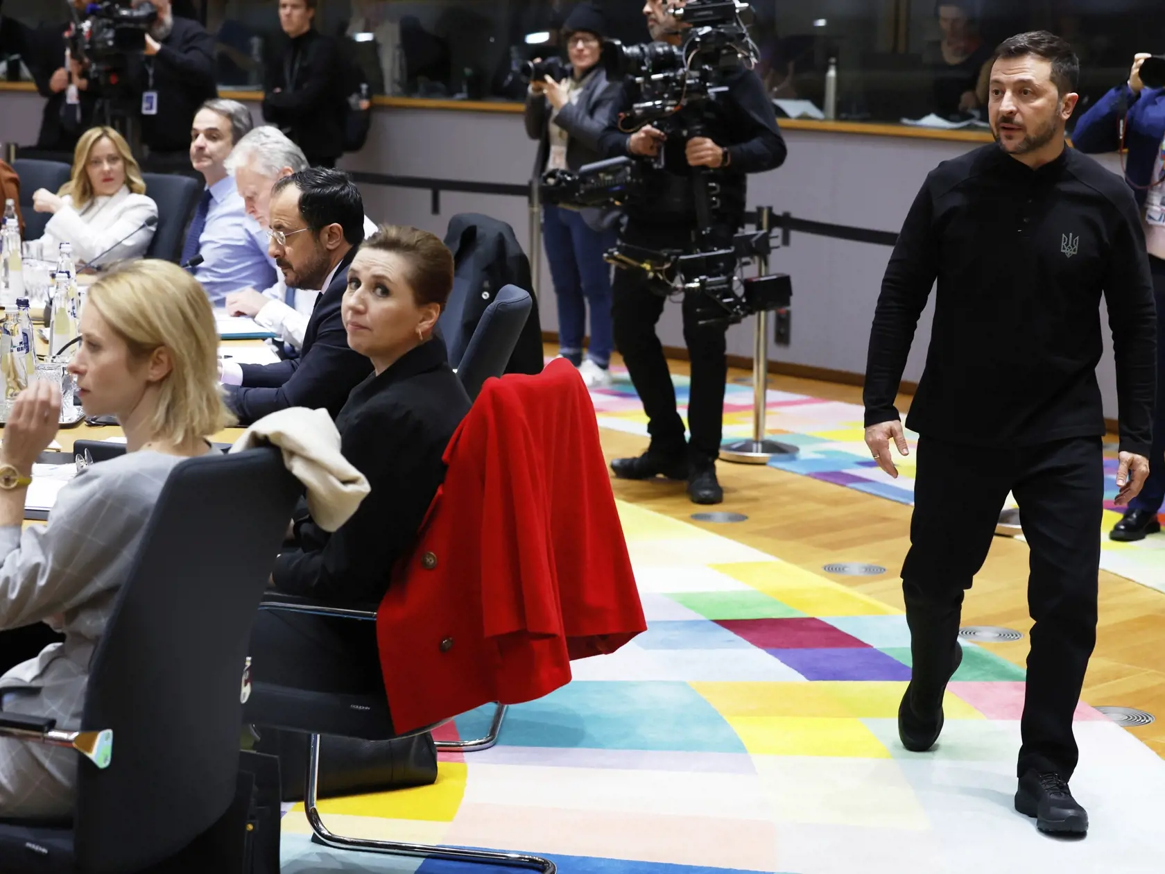 Ukrajinský prezident Volodymyr Zelenskyj (vpravo) prichádza na rokovanie za okrúhlym stolom na mimoriadnom summite EÚ v sídle Európskej rady v Bruseli 6. marca 2025. Vo štvrtok poobede sa v Bruseli začne mimoriadne zasadnutie lídrov Európskej únie o ďalšej podpore Ukrajiny a budúcnosti európskej obrany. Slovenský premiér Robert Fico a maďarský predseda vlády Viktor Orbán pohrozili skomplikovaním prijatia spoločných záverov Európskej rady, informuje spravodajca TASR. 