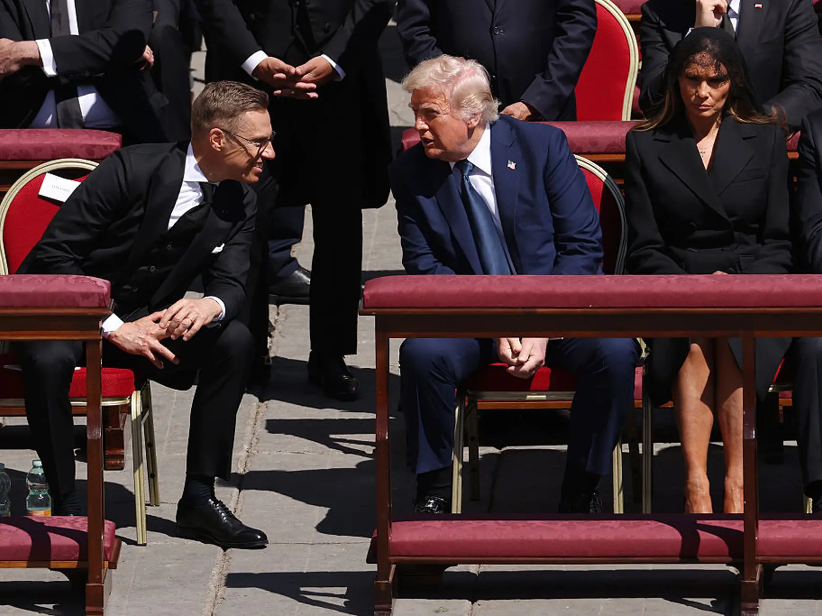 Fínsky prezident Alexander Stubb sa baví s americkým prezidentom Donaldom Trumpom. Vedľa je prvá dáma Melania Trump.