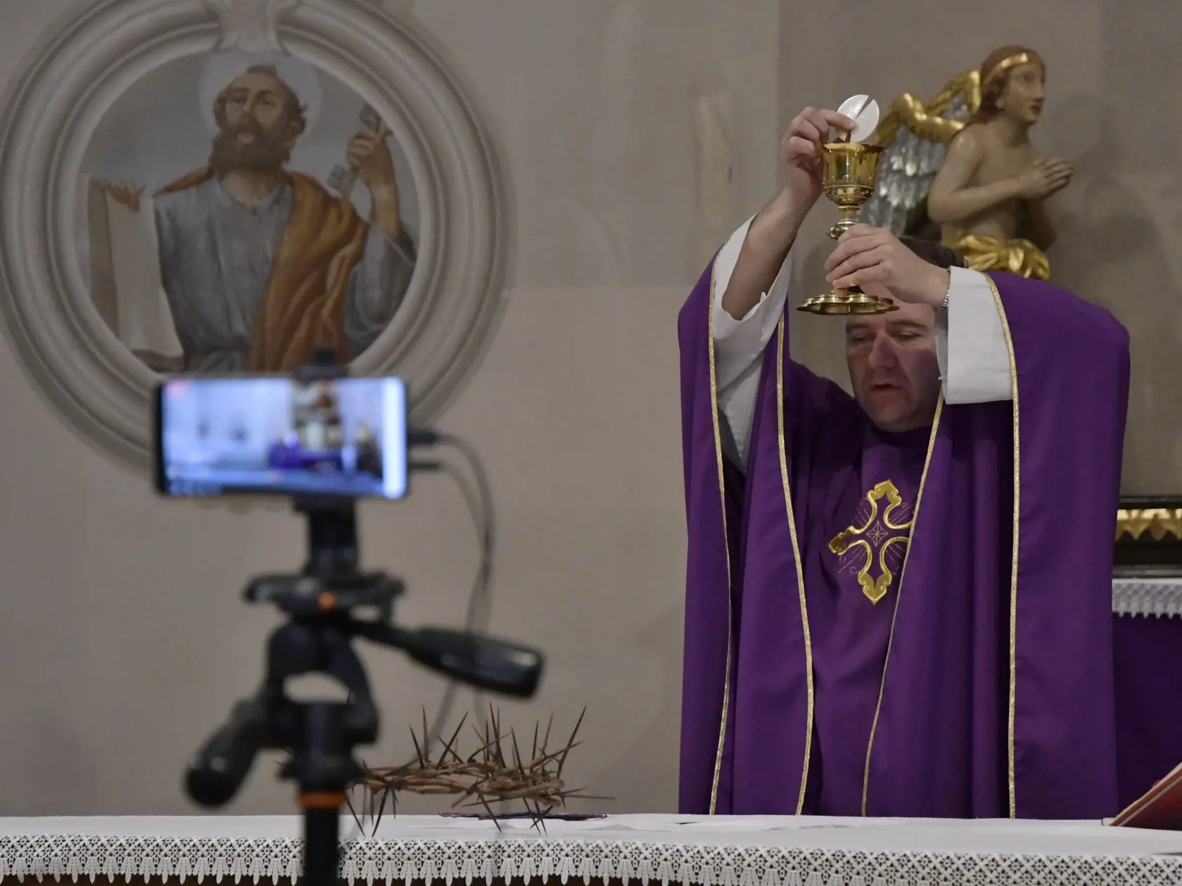 Veľkonočné desatoro odborníkov
3. Zúčastnime sa bohoslužieb virtuálne.