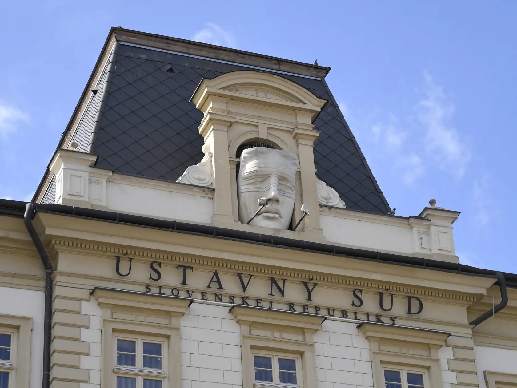 Ústavný súd má do 1. apríla rozhodnúť či sú obmedzenia súvisiace s predĺženým núdzovým stavom v súlade s Ústavou SR.