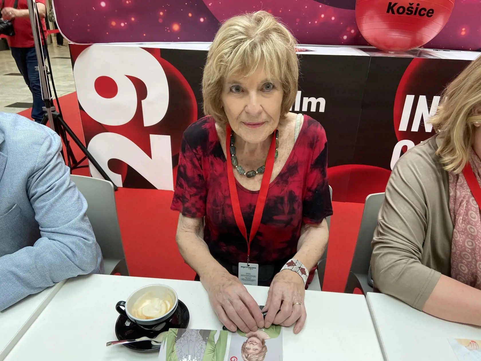 Autogramiáda glosátorov z relácie SEDEM - Na snímke Oľga Feldeková.