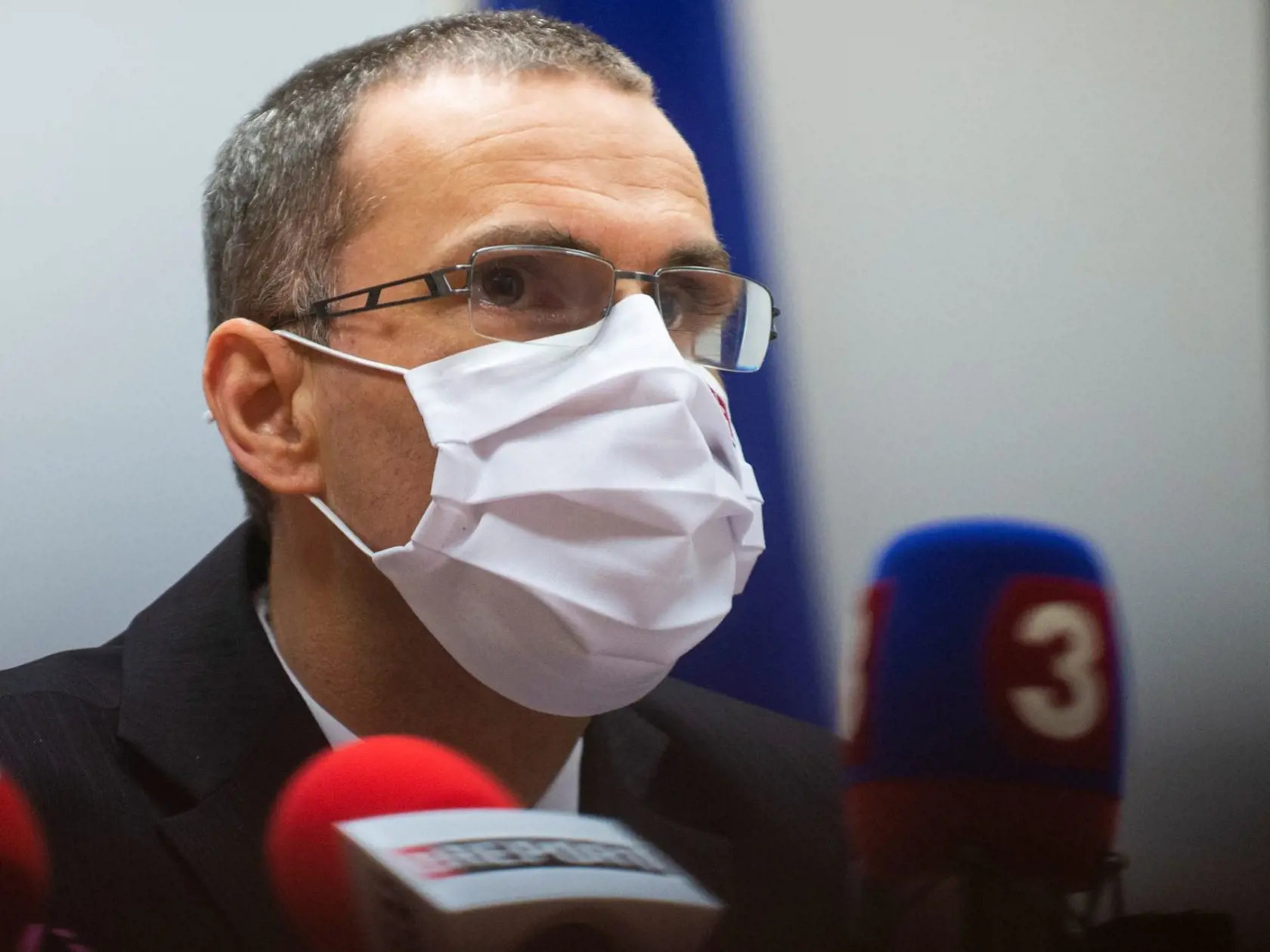 Generálny prokurátor Maroš Žilinka dal podnet na Ústavný súd, aby preskúmal ústavnosť platných nariadení. Má vydať rozhodnutie, či neporušujú ľudské práva a slobody napríklad na pohyb, vierovyznanie či možnosť podnikať.