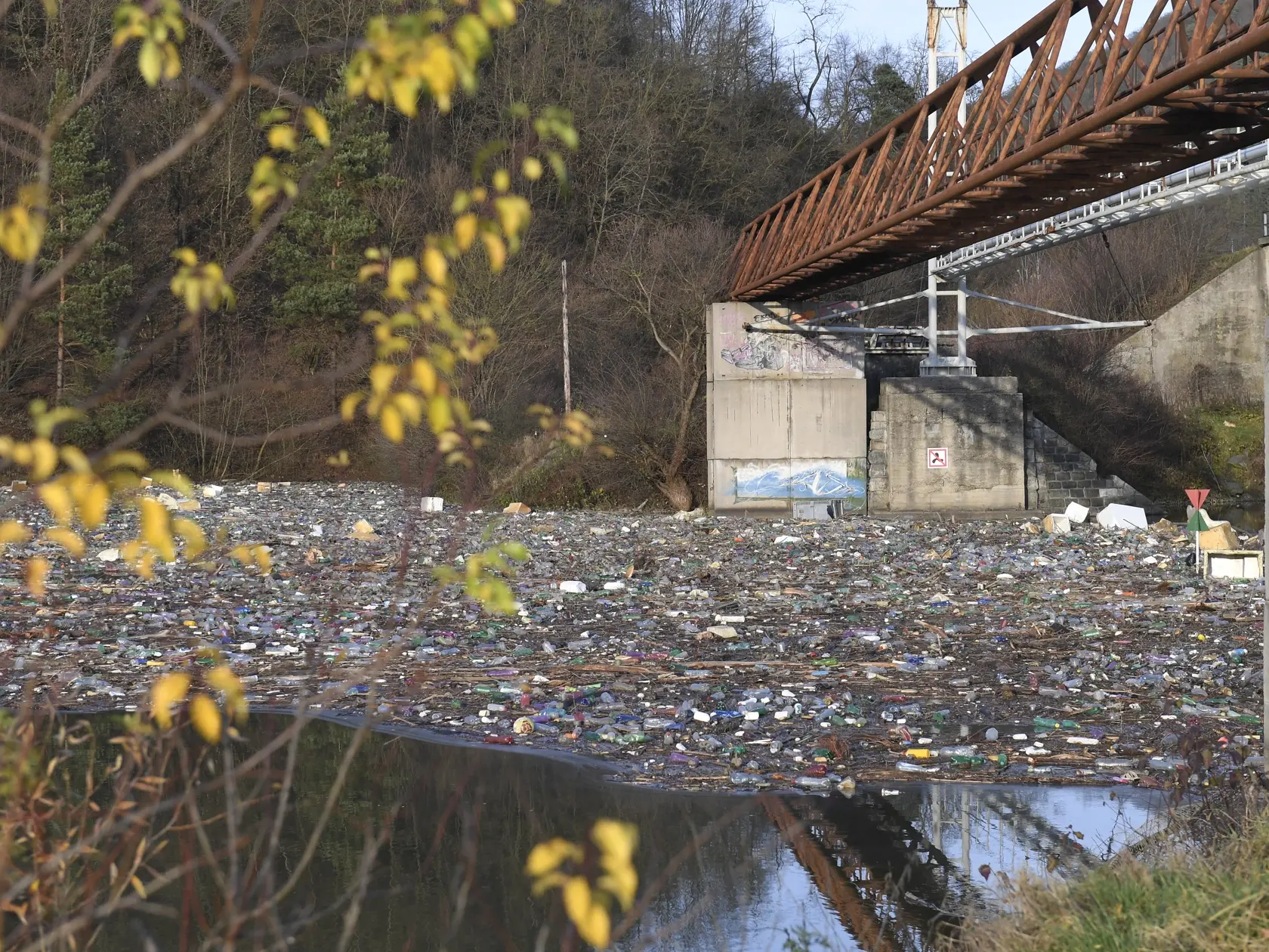 Vodohospodári predpokladajú, že v tomto roku vytiahnu z vodnej stavby Ružín v okrese Košice-okolie viac odpadu ako vlani. Nasvedčuje to aktuálna situácia po minulotýždňovej povodni na tokoch riek Hornád a Hnilec. Slovenský vodohospodársky podnik (SVP) pripomína, že je to dôsledok nezodpovedného  nakladania s komunálnym odpadom a nízke ekologické povedomie obyvateľov obcí v povodí nad vodnou nádržou, ktoré má plochu takmer 2000 štvorcových kilometrov. Čistenie Ružína od naplavených odpadov SVP za