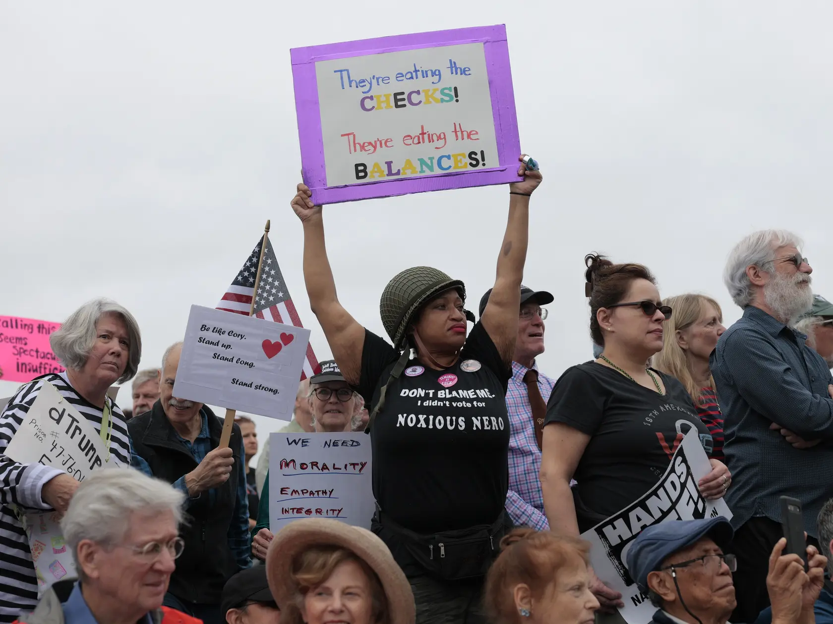  Protestujúci sa zúčastňujú na zhromaždení „Ruky preč“, ktoré je demonštráciou proti americkému prezidentovi Donaldovi Trumpovi na National Mall 5. apríla 2025 vo Washingtone. Protesty proti politike Trumpovej administratívy a Ministerstva pre efektívnosť vlády (DOGE) Elona Muska sa konajú po celej krajine v rámci akcie, ktorú organizátori nazývajú Národný deň akcie.