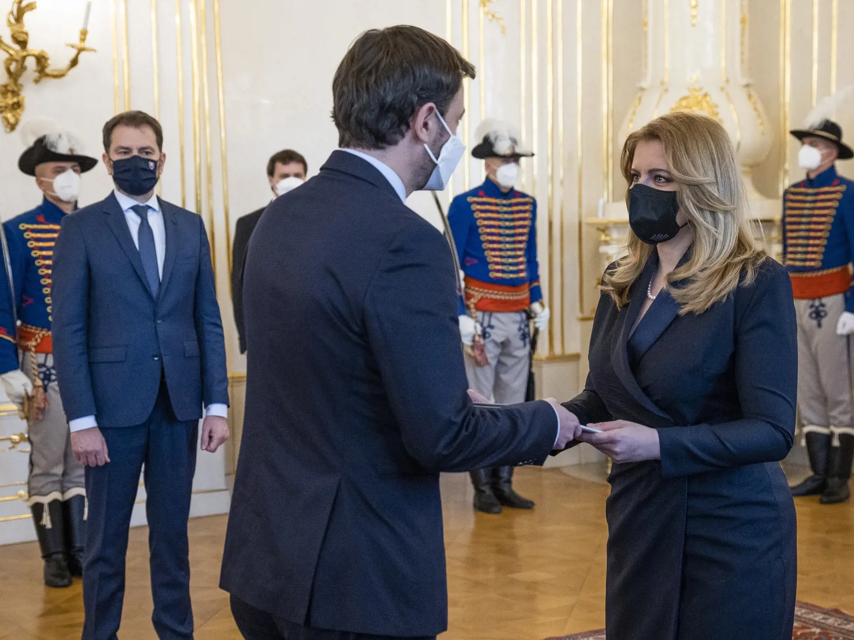 "Za mňa najkrajšie šaty, ktoré mala na sebe pri podávaní demisií. Vkusne jej obopínali postavu. Mala decentný véčkový výstrih, ktorý jej pasuje oveľa viac ako ten guľatý. Nečudovala by som sa, keby zvolila čiernu farbu šiat zámerne. Určitých „top manažérov“ tohto štátu by národ videl doslova a do písmena pochovaných," povedala Andrea Ziegler. Pokračovanie nájdete v popise ďalšej fotky.