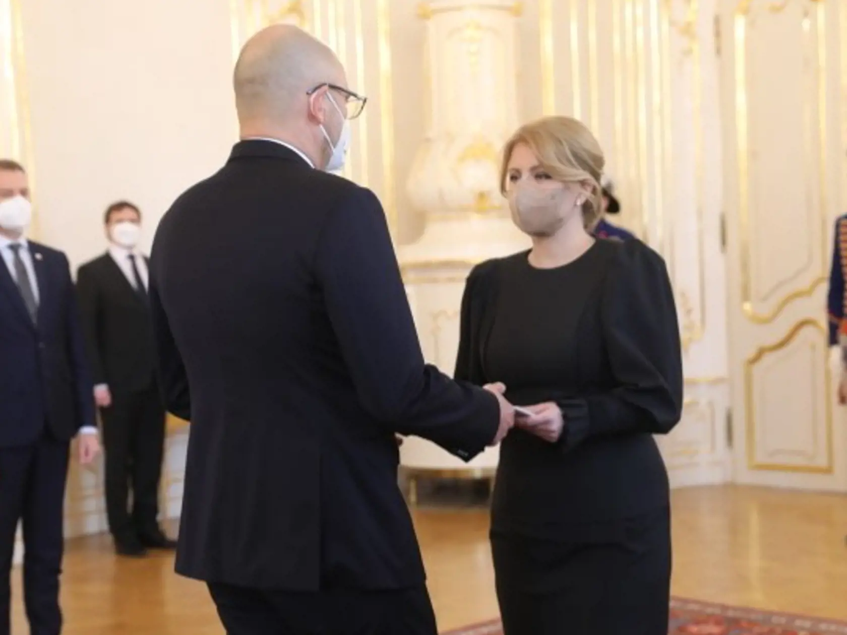 "Čierna farba sa nosí a je elegantnou a vhodnou voľbou pri významných formálnych stretnutiach. Čierna je aj farbou smútku. Tu sa možno núka otázka, aký bol zámer prezidentky – elegantný alebo smutný?," hovorí Ziegler. Pokračovanie nájdete v popise nasledujúcej fotky.