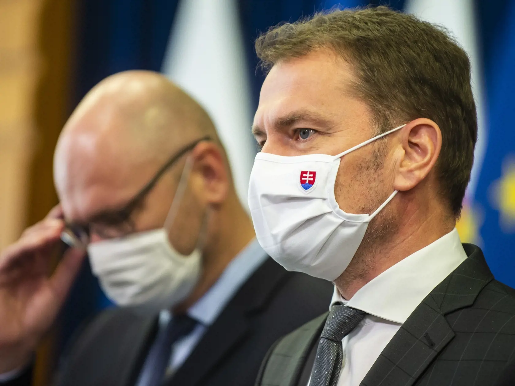 Na snímke sprava predseda vlády SR Igor Matovič a prvý vicepremiér pre ekonomiku a minister hospodárstva SR Richard Sulík počas tlačovej konferencie po skončení rokovania vlády SR s veľkými zamestnávateľmi 7. apríla 2020 v Bratislave. FOTO TASR - Jakub Kotian