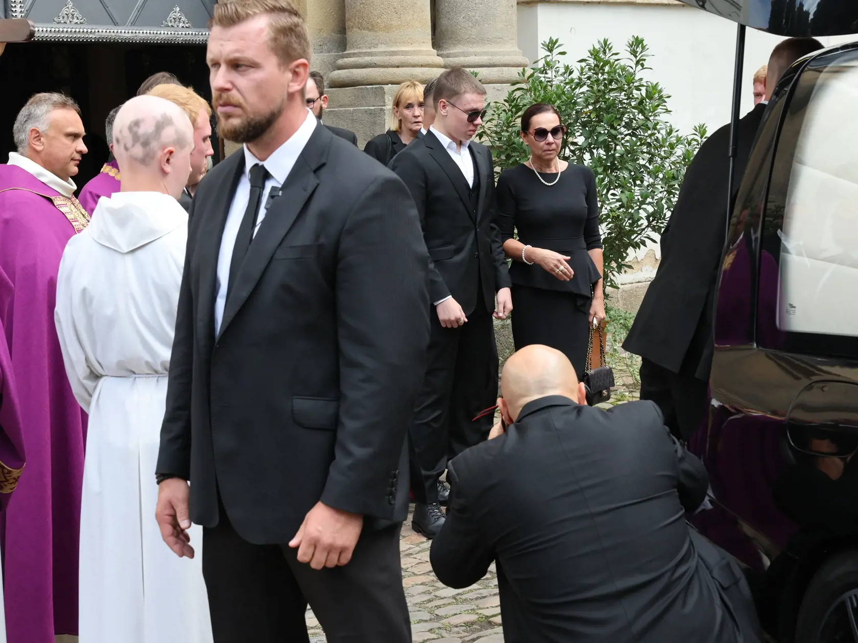 Zdrvená manželka Miluša s ich synom Benjaminom.