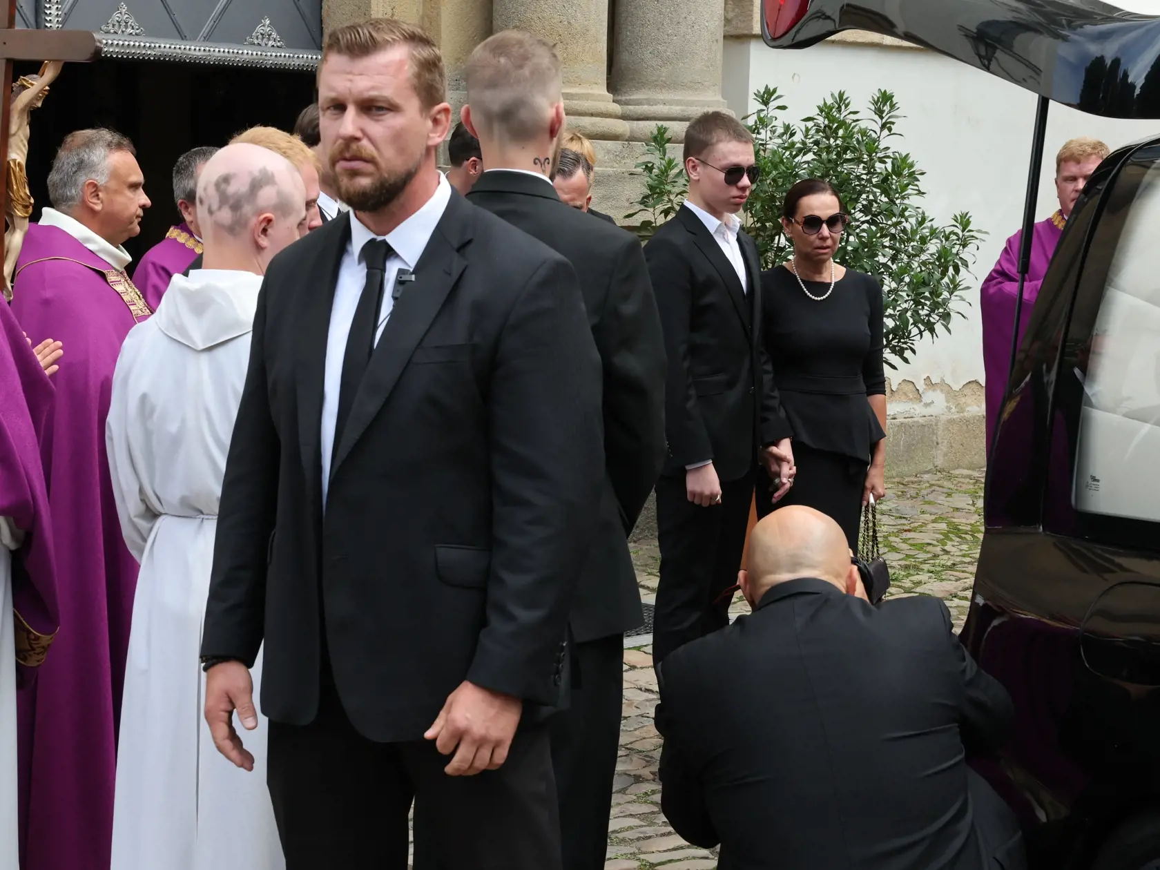 Zdrvená manželka Miluša s ich synom Benjaminom.