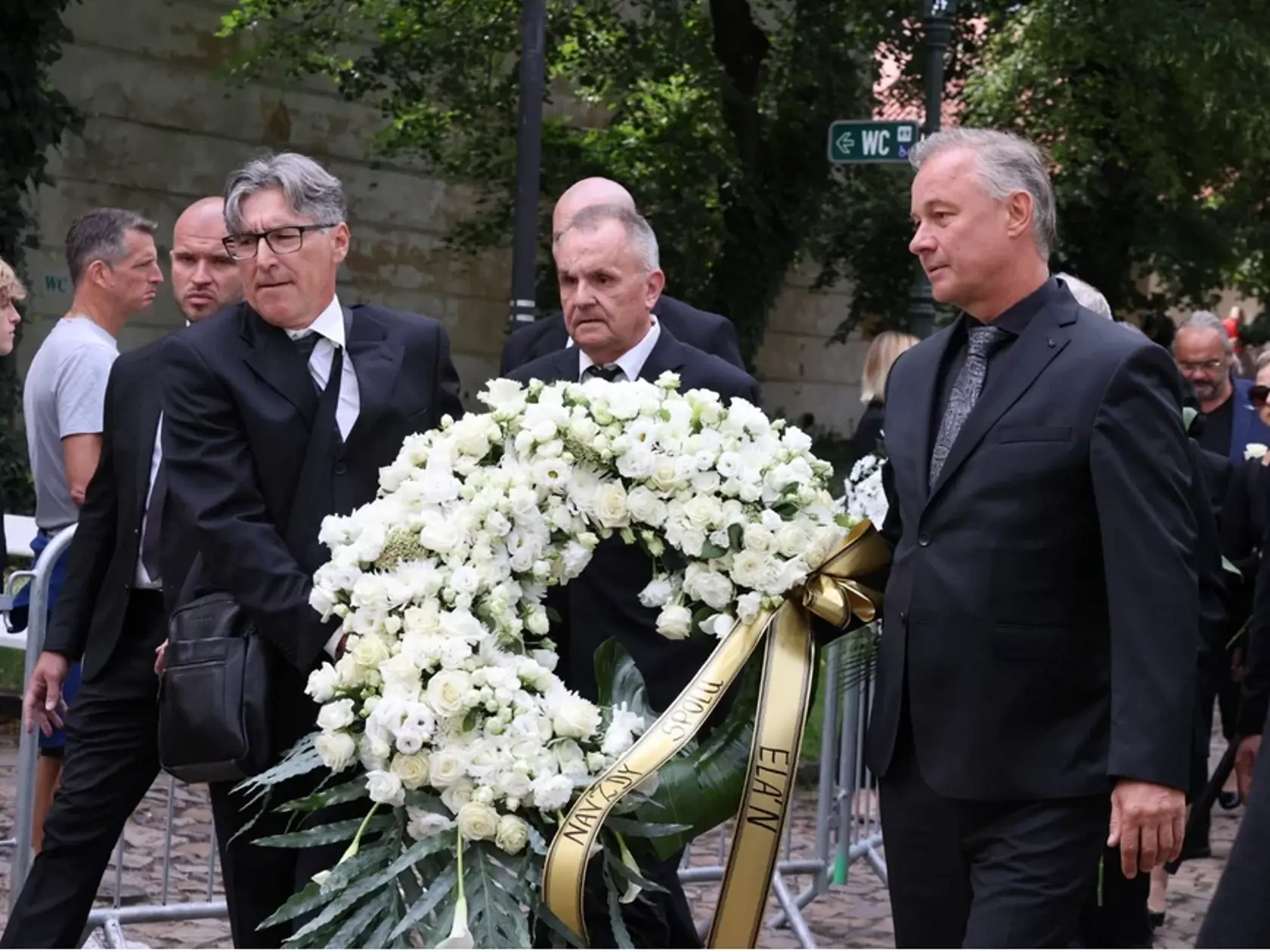 Posledná rozlúčka s Vašom Patejdlom. Jožo Ráž priniesol kamarátovi nádherný smútočný veniec - Navždy spolu. Elán.