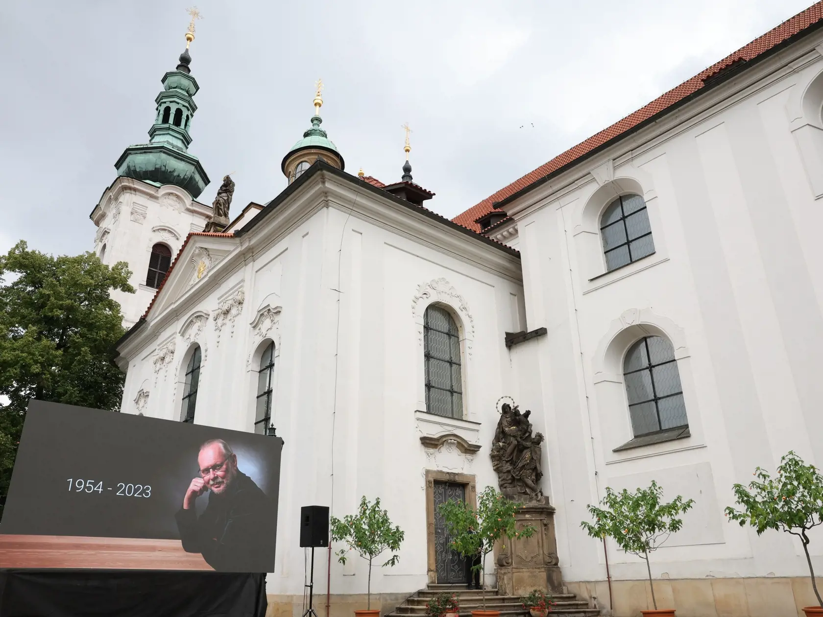 Dnes o 14:00 sa v Bazilike Nanebovzatia Panny Márie na pražskom Strahove koná posledná rozlúčka,