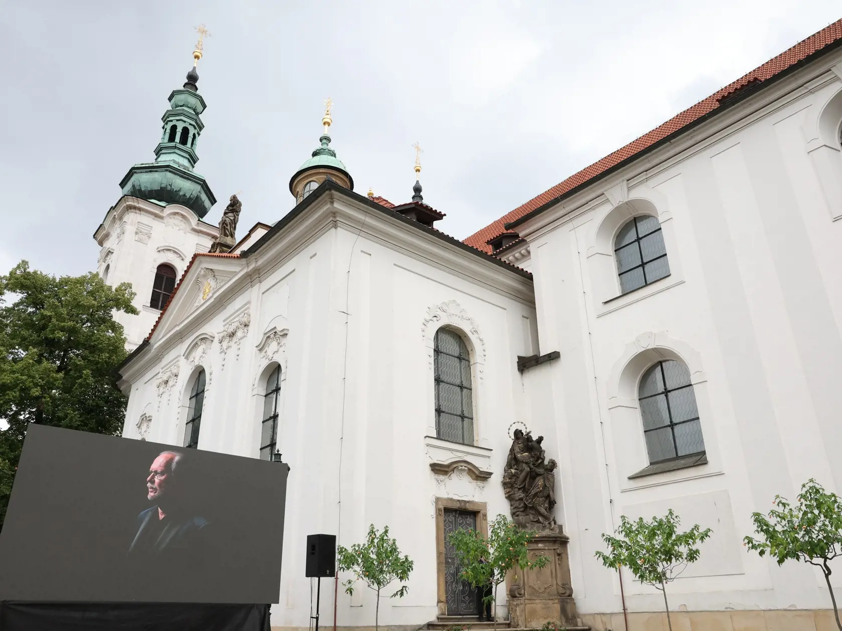 Dnes o 14:00 sa v Bazilike Nanebovzatia Panny Márie na pražskom Strahove koná posledná rozlúčka,