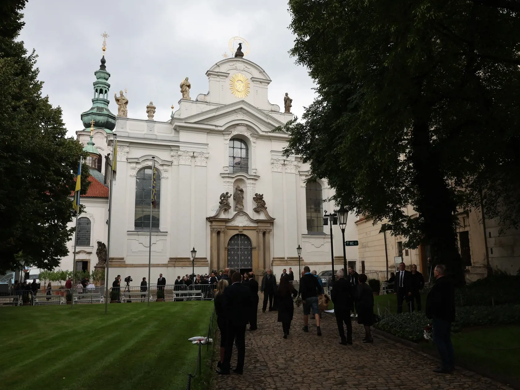 Dnes o 14:00 sa v Bazilike Nanebovzatia Panny Márie na pražskom Strahove koná posledná rozlúčka,