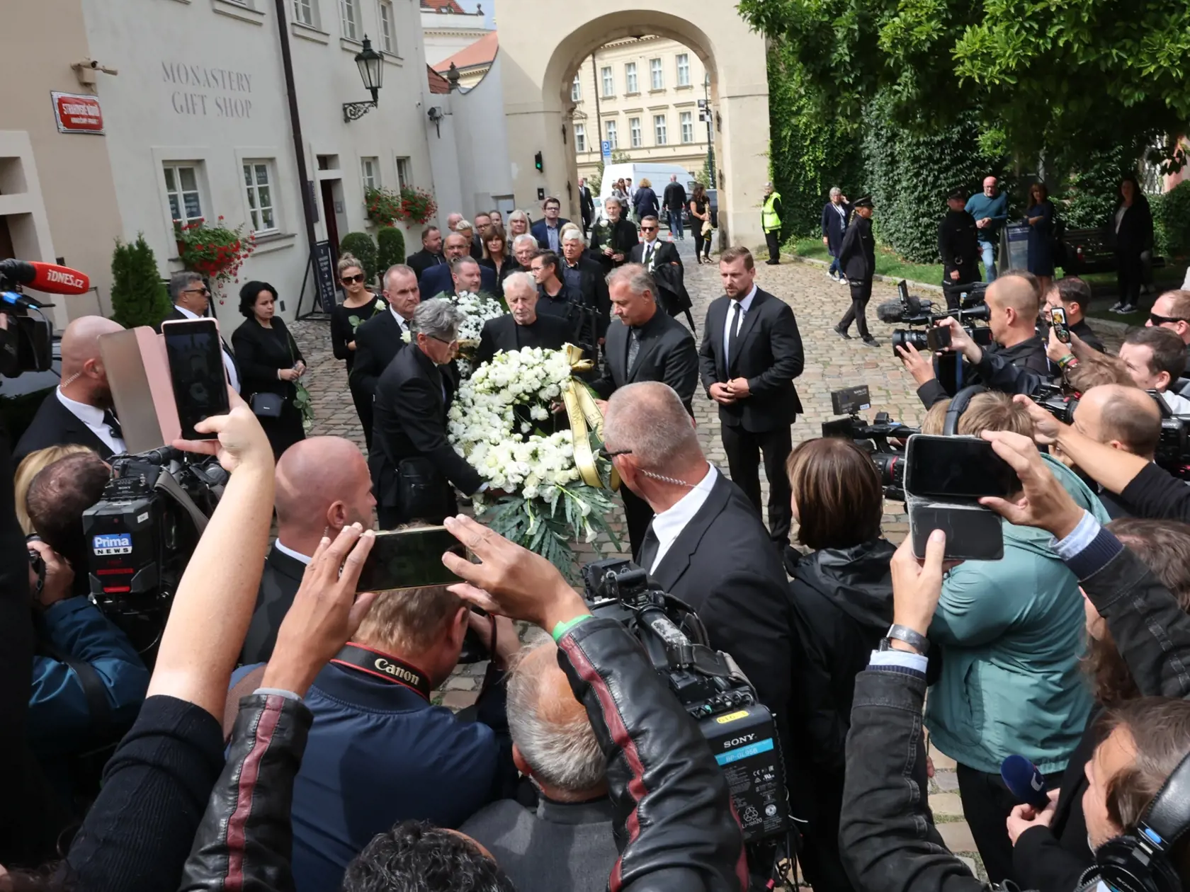 Elánisti Jožo Ráž a Ján Baláž priniesli svojmu kamarátovi obrovský veniec z bielych kvetov.