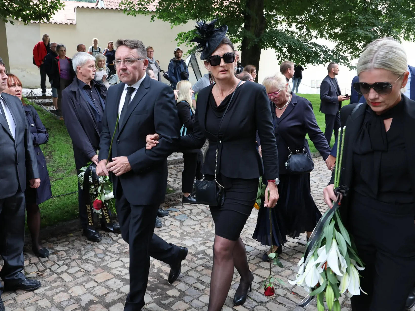 Posledná rozlúčka s Vašom Patejdlom. Leona Machálková (vpravo).