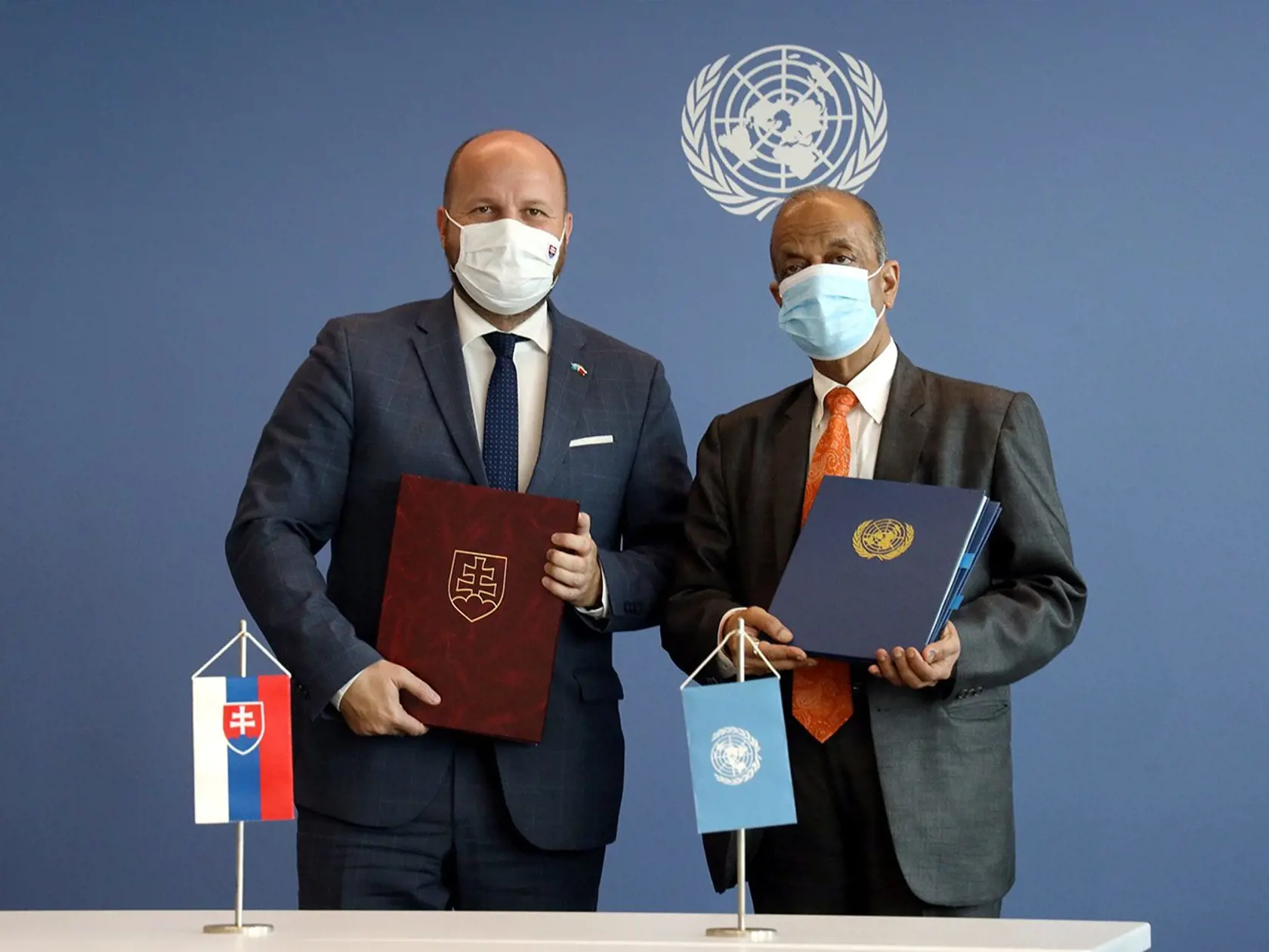 Podmienky poskytovania slovenského príspevku do misie Organizácie Spojených národov (OSN) UNFICYP na Cypre upravia nové memorandá. V pondelok 25. októbra 2021 ich v New Yorku podpísali slovenský minister obrany Jaroslav Naď (OĽANO) (vľavo) a námestník generálneho tajomníka OSN pre operačnú podporu Atul Khare. FOTO TASR - Ministerstvo obrany SR/Ivan Kelement