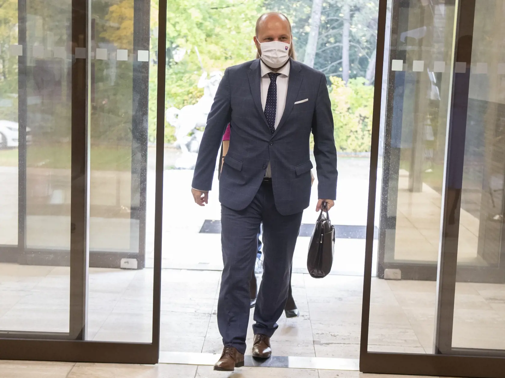 Na snímke minister obrany SR Jaroslav Naď (OĽaNO) počas príchodu na 39. rokovanie vlády SR 3. novembra 2021 v Bratislave. FOTO TASR - Pavel Neubauer
