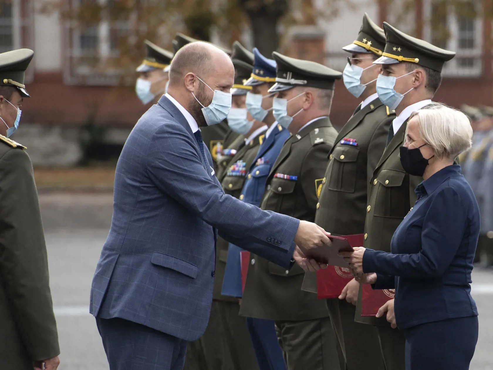 Na snímke uprostred minister obrany SR Jaroslav Naď (OĽANO) a vľavo náčelník Generálneho štábu (GŠ) Ozbrojených síl (OS) SR Daniel Zmeko počas oceňovania  príslušníkov Ozbrojených síl SR a civilných zamestnancov rezortu, ktorí sa podieľali na druhej evakuácii osôb z Afganistanu 22. septembra 2021 v Bratislave. FOTO TASR - Pavel Neubauer