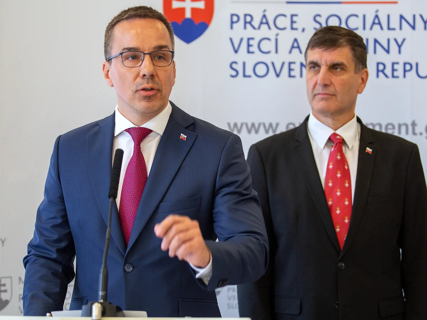 Minister práce Erik Tomáš vysvetľuje aký bude postup pri zmenách v dôchodkoch.
