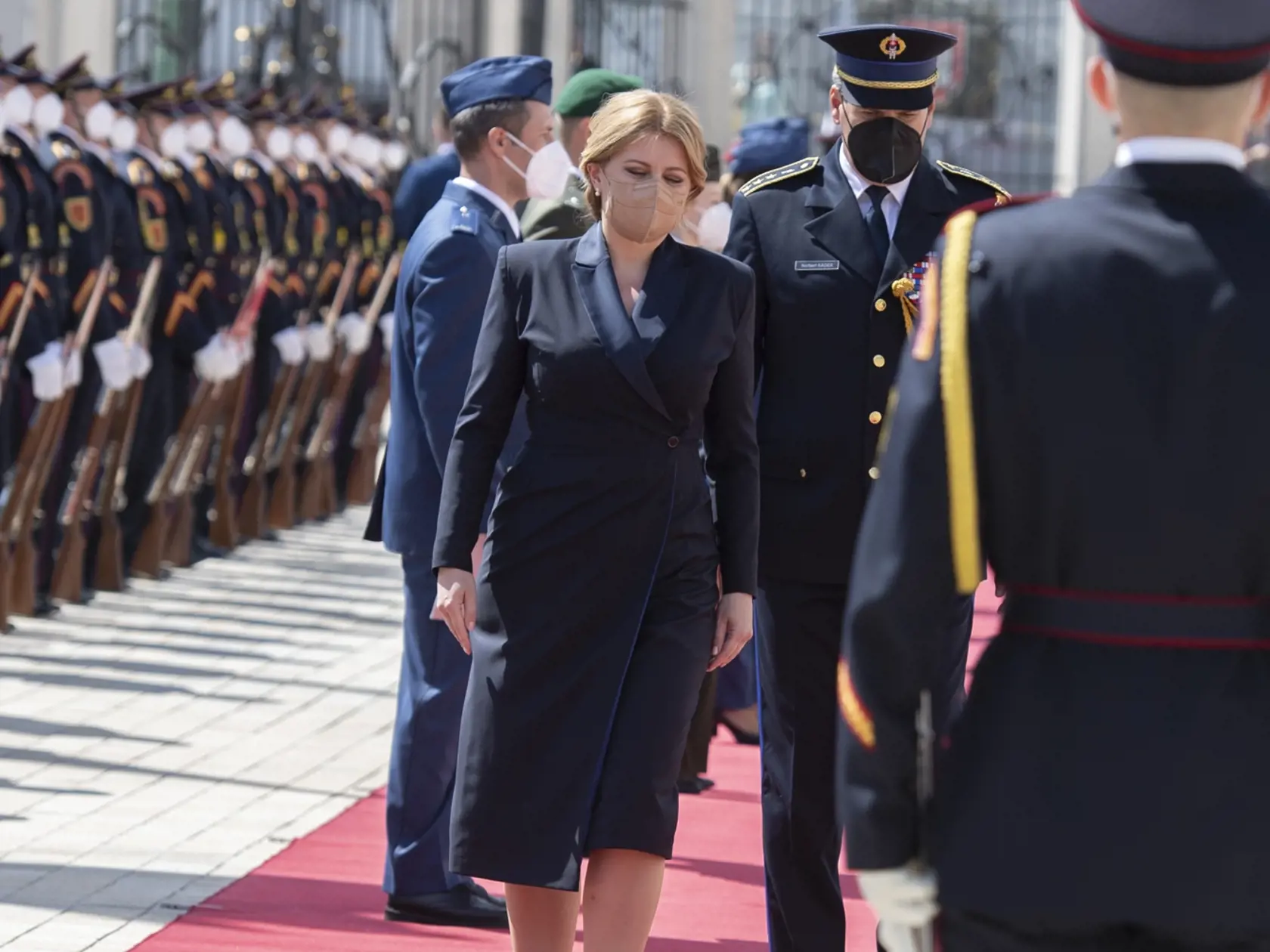 Na snímke uprostred prezidentka SR Zuzana Čaputová počas ceremónie udeľovania medailí vojačkám a vojakom, ktorí sa vyznamenali vynaloženým úsilím počas pandémie nového koronavírusu 4. mája 2021 na nádvorí Prezidentského paláca v Bratislave. Ide o zdravotníkov aj nezdravotníkov z útvarov naprieč Ozbrojenými silami SR. FOTO TASR - Pavel Neubauer




