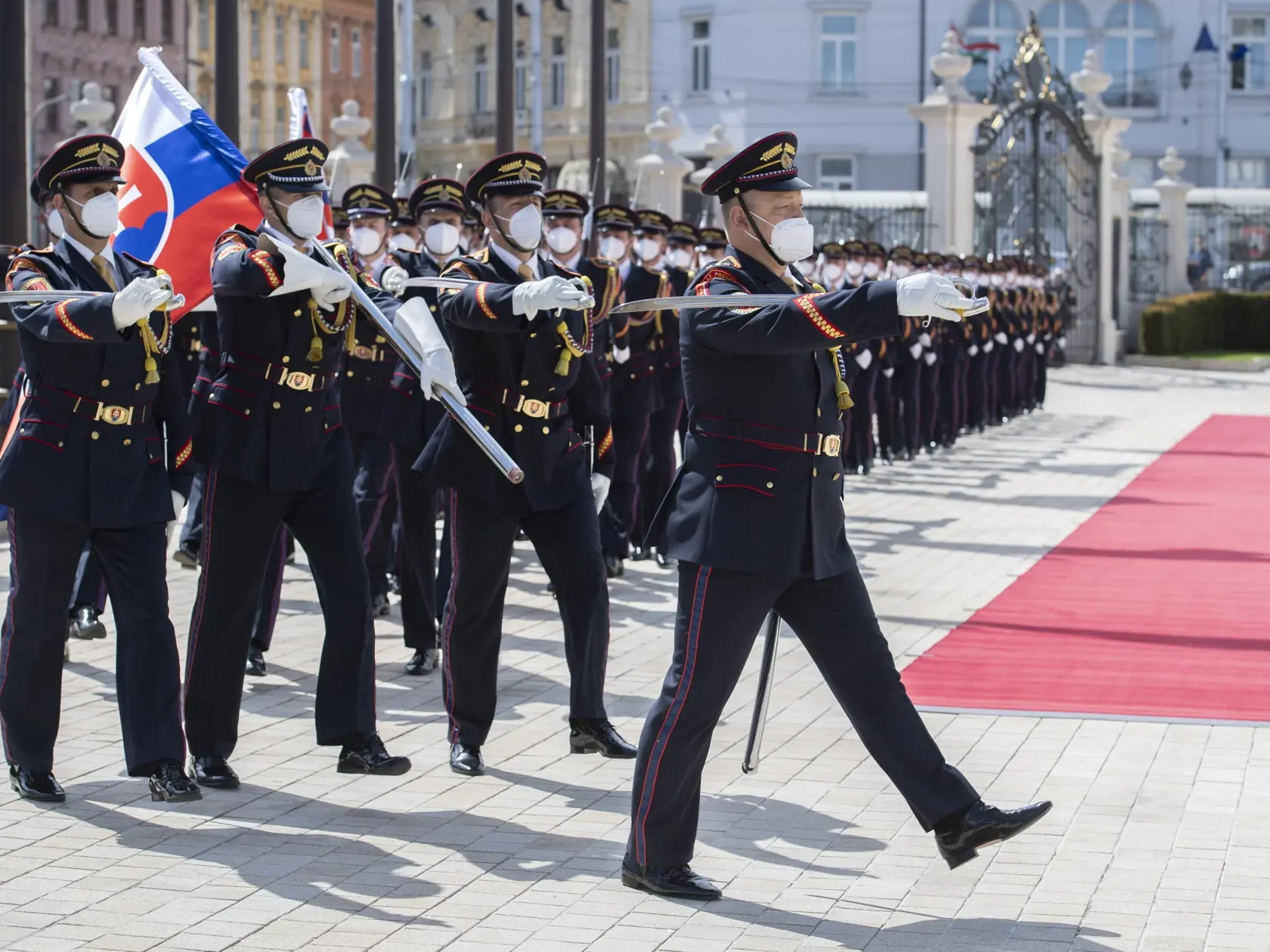 Na snímke Čestná stráž prezidenta SR na ceremónii udeľovania medailí vojačkám a vojakom, ktorí sa vyznamenali vynaloženým úsilím počas pandémie nového koronavírusu 4. mája 2021 na nádvorí Prezidentského paláca v Bratislave. Ide o zdravotníkov aj nezdravotníkov z útvarov naprieč Ozbrojenými silami SR. FOTO TASR - Pavel Neubauer




