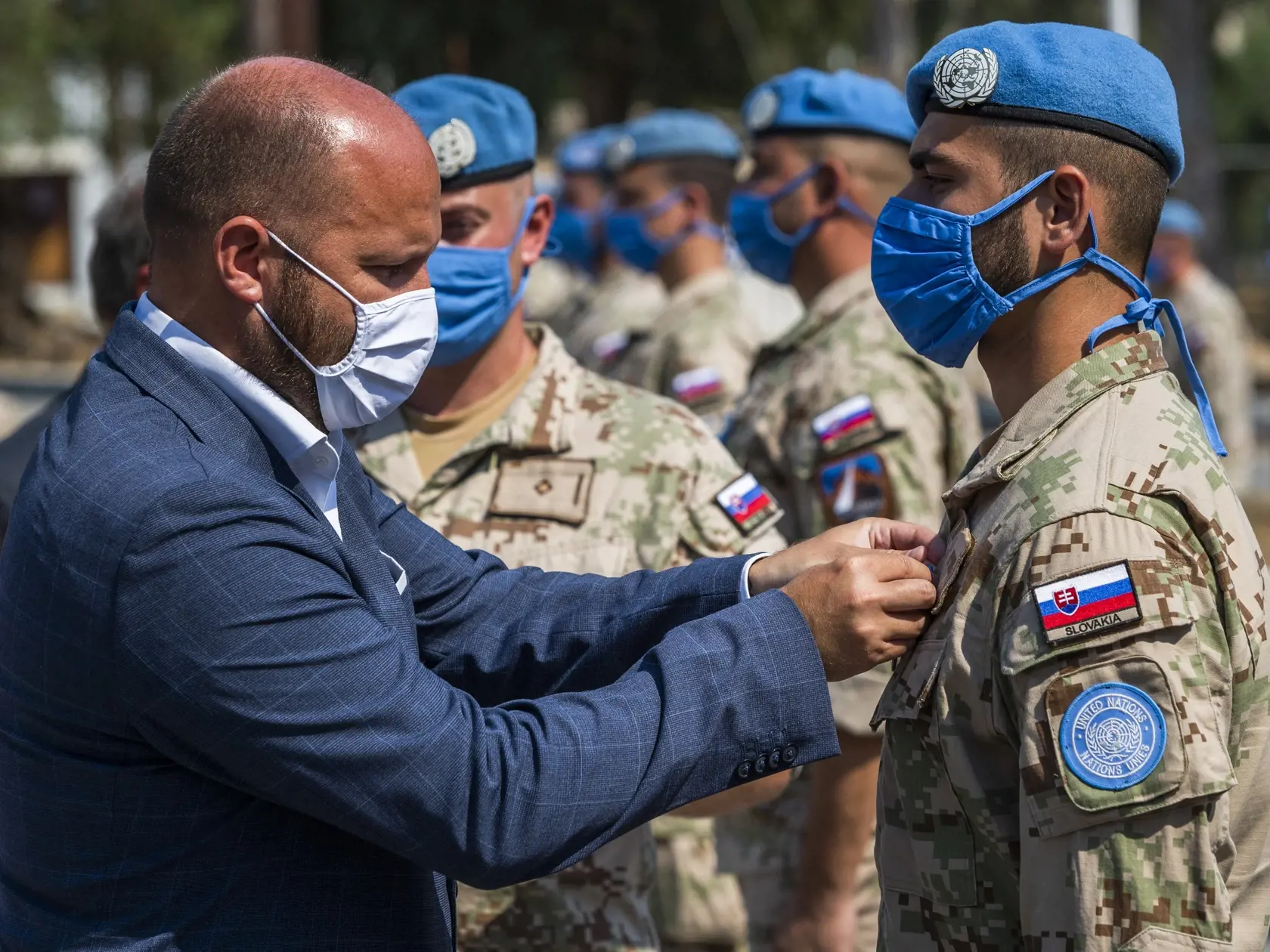 Na snímke oceňovanie vojakov medailami OSN pri príležitosti 20. výročia SLOVCON na veliteľstve Sektoru 4 (kemp Štefánik) misie UNFICYP počas návštevy ministra obrany SR Jaroslava Naďa (vľavo) vo Famaguste na Cypre 30. júla 2021. FOTO TASR - Jaroslav Novák