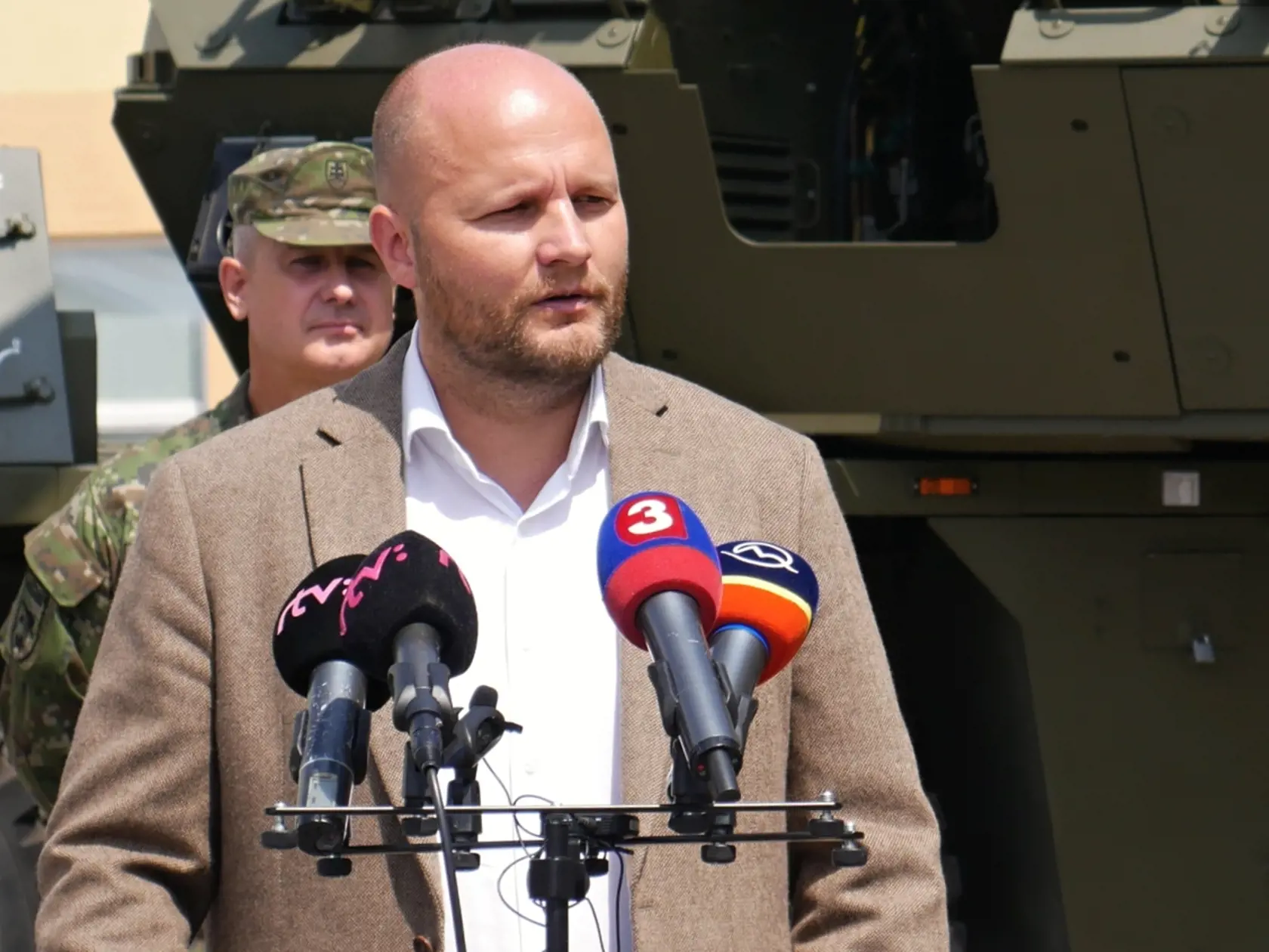 Na snímke vľavo minister obrany SR Jaroslav Naď (OĽANO) počas odovzdávania samohybných kanónových húfnic ZUZANA 2 do užívania profesionálnym vojakom v priestoroch 11. mechanizovaného práporu v Martine dňa 22. júla 2021. FOTO TASR - Erika Ďurčová