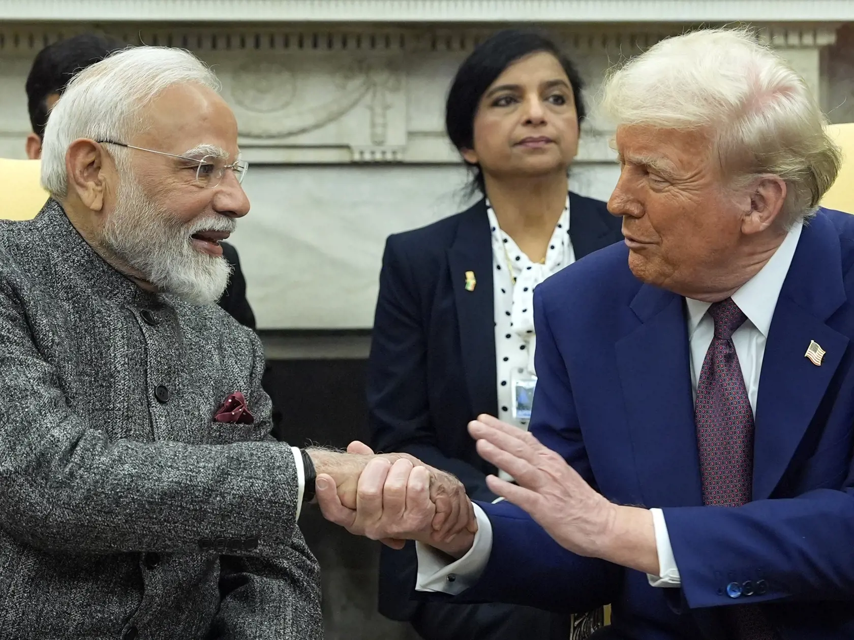AZ4 Washington - Zľava indický premiér Naréndra Módí a americký prezident Donald Trump si podávajú ruky počas stretnutia v Bielom dome vo Washingtone 13. februára 2025. Trump vo štvrtok na stretnutí vo Washingtone ponúkol indickému premiérovi Naréndrovi Módímu najmodernejšie stíhačky. Prisľúbil tiež posilnenie vzájomného obchodu. FOTO TASR/AP  

President Donald Trump shakes hands with India's Prime Minister Narendra Modi in the Oval Office of the White House, Thursday, Feb. 13, 2025, in Washington. (Photo/Alex Brandon)