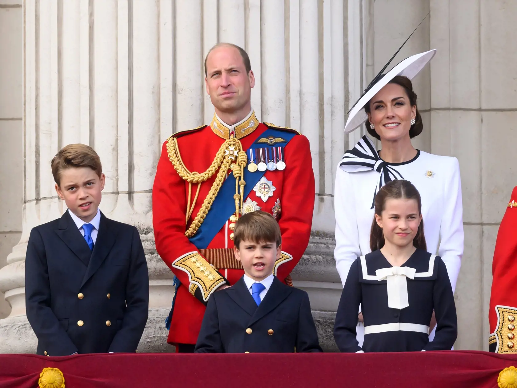 Okamih, na ktorý čakal celý svet! Princezná Kate (42) sa triumfálne vrátila na verejnosť počas slávnostného ceremoniálu Trooping the Colour, ktorý sa konal na počesť oficiálnych narodenín kráľa Karola III. Ceremoniál, ktorého súčasťou je vojenská prehliadka a tradičné obrady, je jednou z najdôležitejších udalostí v britskom kráľovskom kalendári.