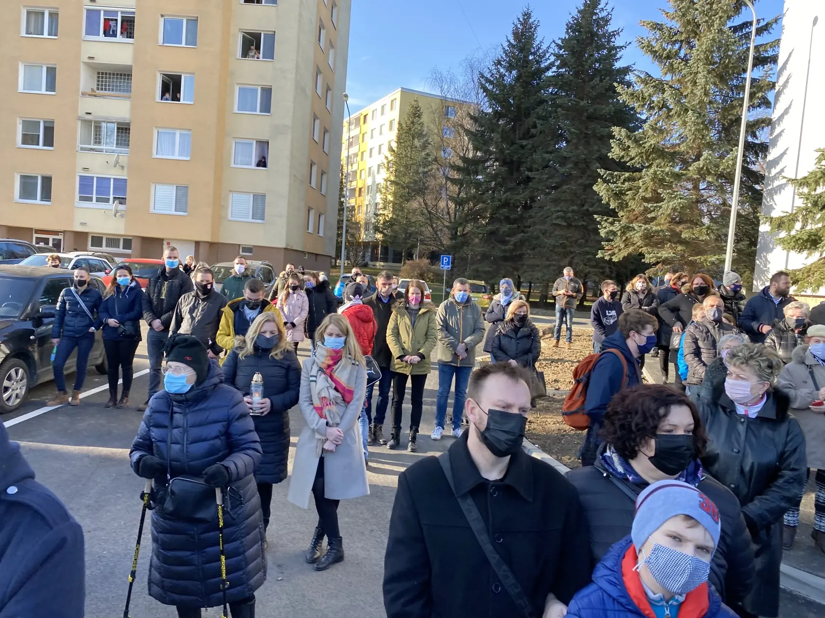 Bývalí obyvatelia Mukačevskej 7 a príbuzní zosnulých prišli pred rokom na pietnu spomienku, ktorá začala minútou ticha. Presne o 12:12, teda v čase výbuchu pred rokom, zazneli zvony na neďalekom kostole Kráľovnej Pokoja.