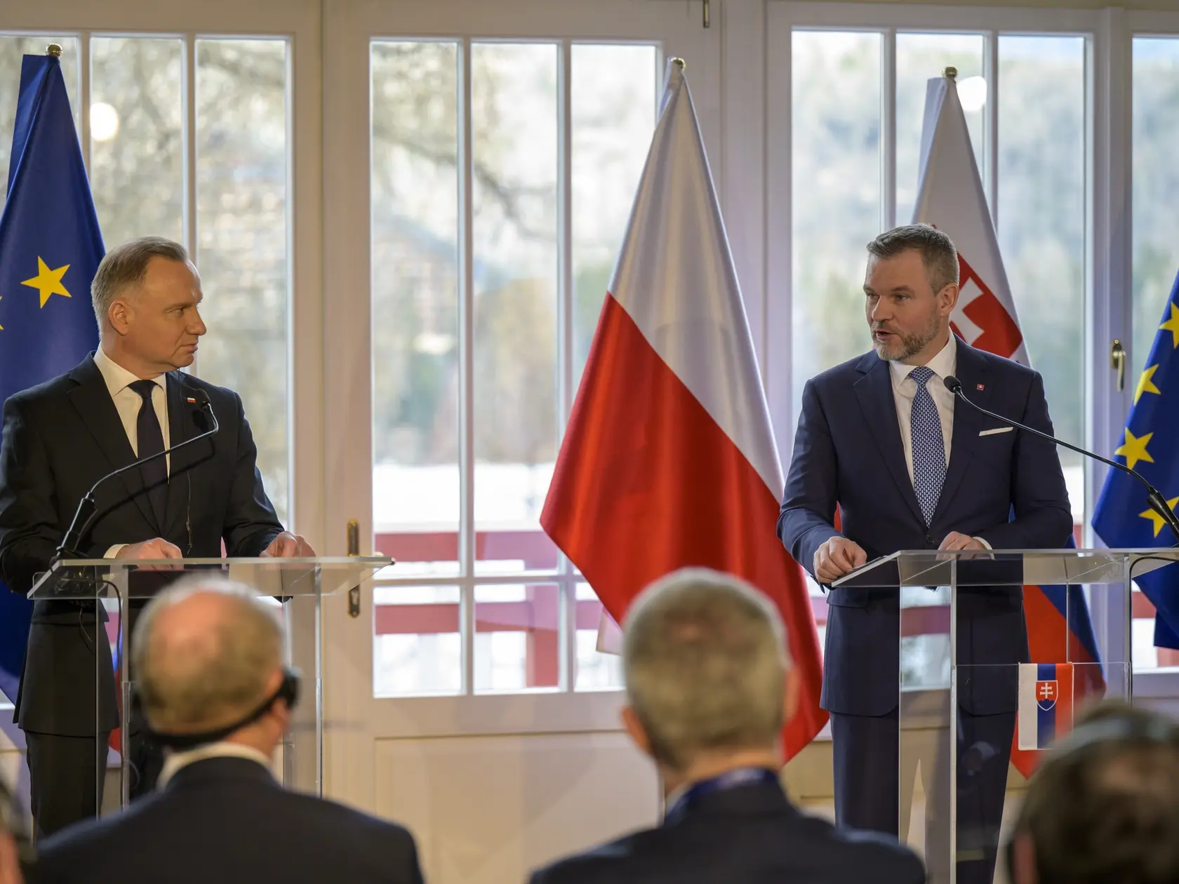 Na snímke zľava poľský prezident Andrzej Duda a slovenský prezident Peter Pellegrini počas tlačovej konferencie pri príležitosti rozlúčkovej návštevy prezidenta Poľskej republiky Andrzeja Dudu na Slovensku na Štrbskom Plese v utorok 1. apríla 2025. FOTO TASR - Veronika Mihaliková