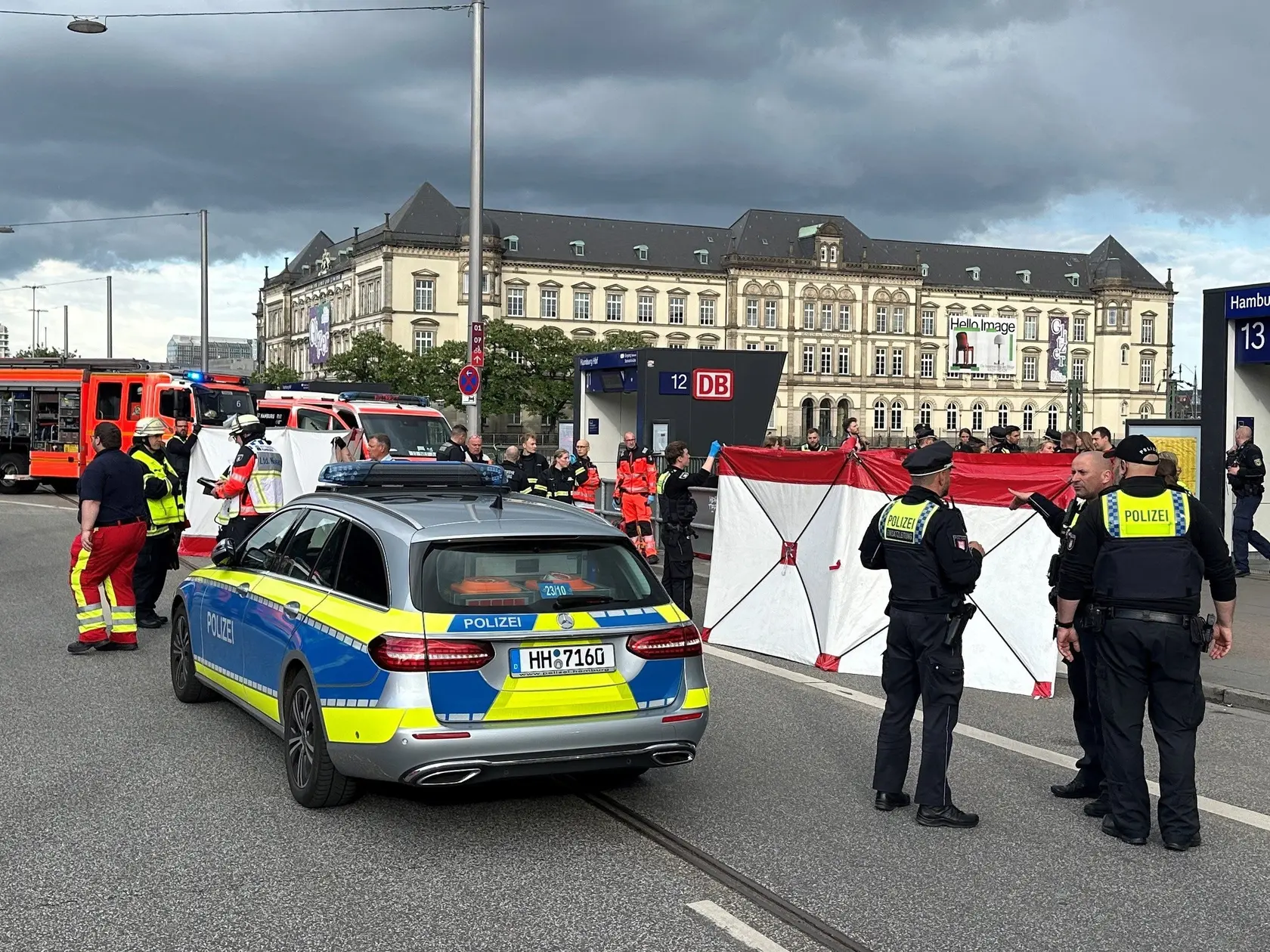 Na snímke policajti zasahujú po útoku nožom, ktorý sa odohral na železničnej stanici v meste Hamburg na severe Nemecka v piatok 23. mája 2025.