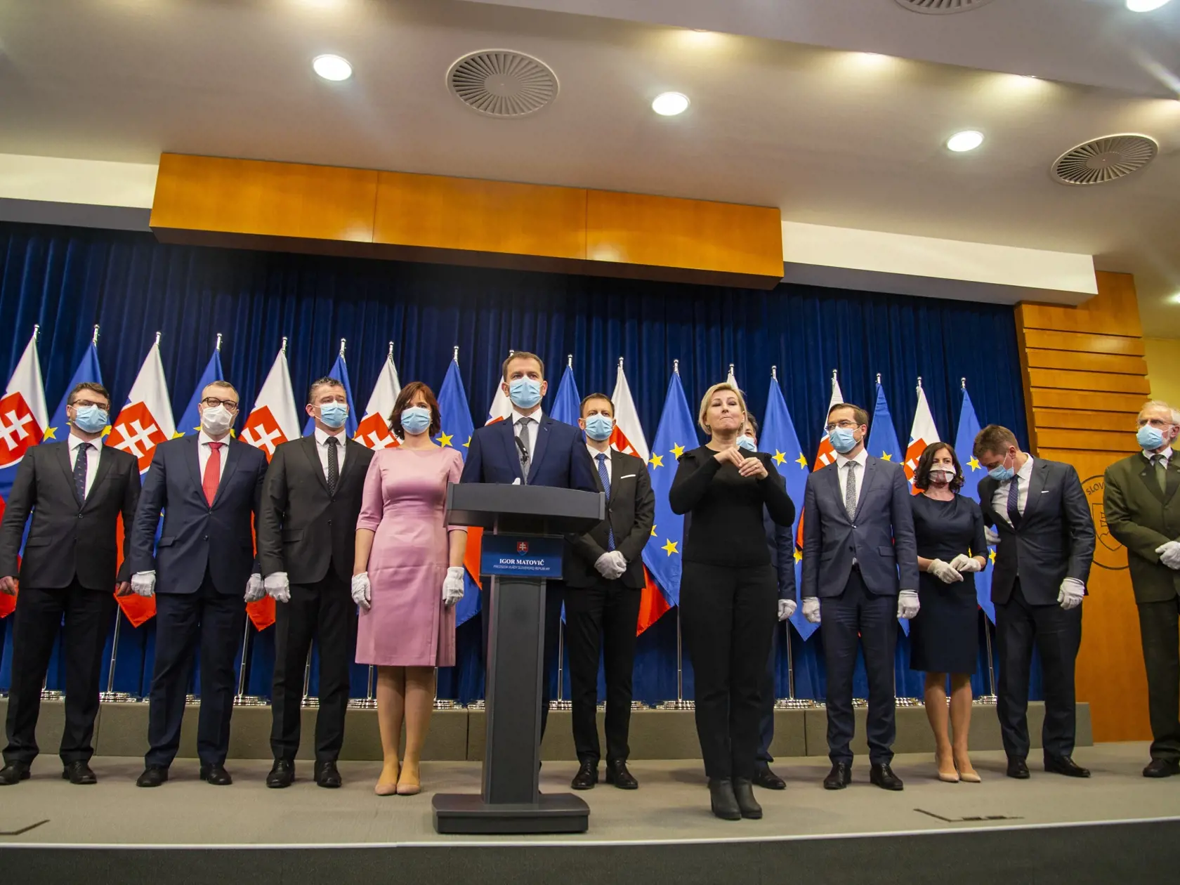 Na snímke uprostred predseda vády SR Igor Matovič spolu s členmi vlády SR počas tlačovej konferencie po skončení rokovania novej vlády 21. marca 2020 v Bratislave. FOTO TASR – Jakub Kotian