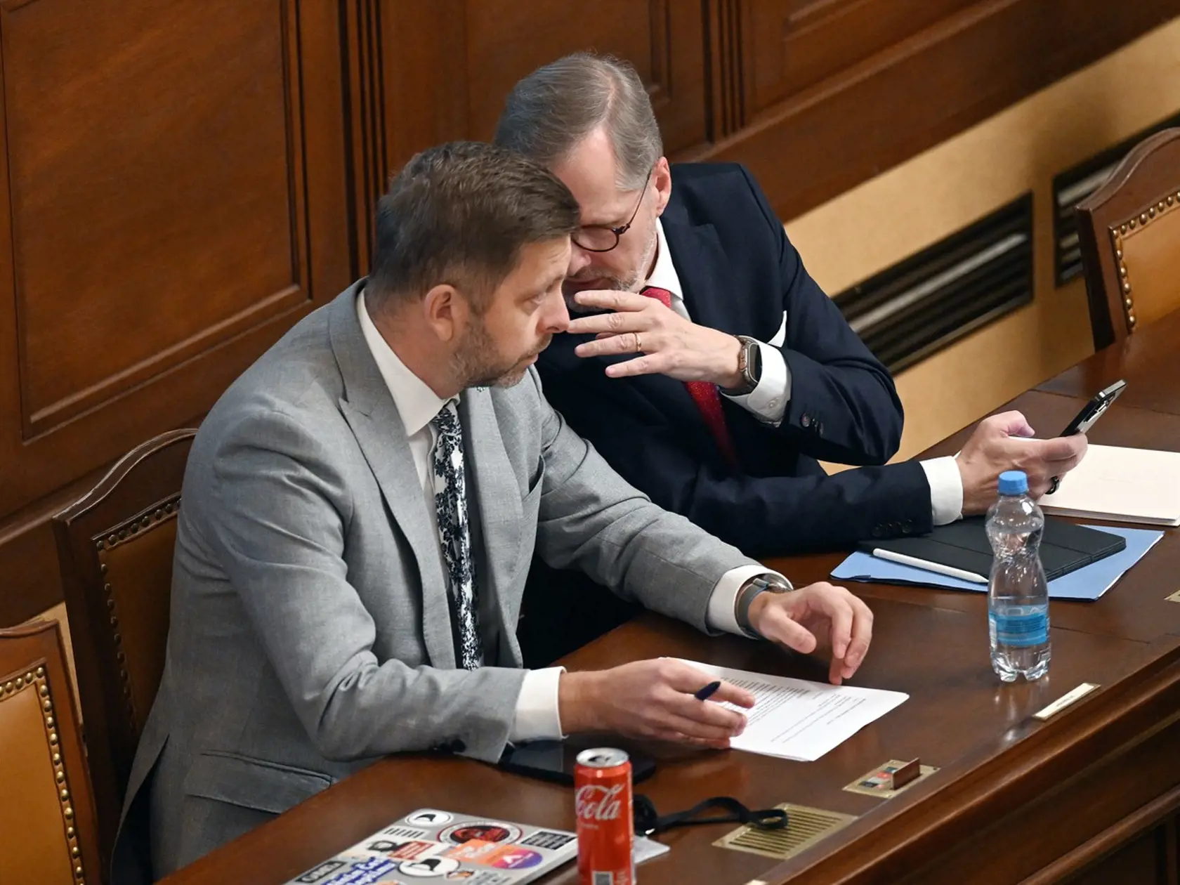 Vláda Petra Fialu prežila 31-hodinové hlasovanie o vyslovení nedôvery, ktoré iniciovalo Babišovo ANO.