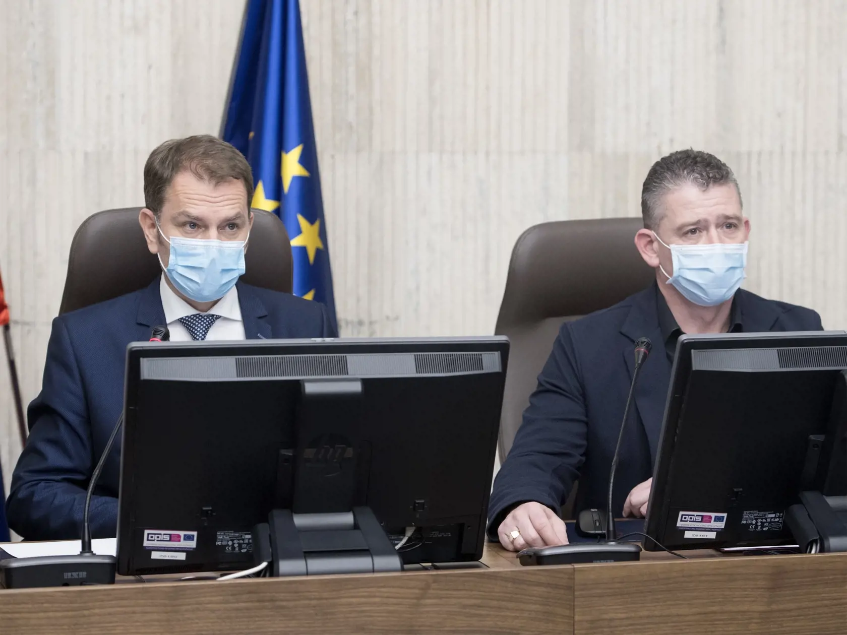 Na snímke vľavo premiér SR Igor Matovič (OĽaNO) a vpravo minister vnútra SR Roman Mikulec (OĽaNO) počas zasadnutia Ústredného krízového štábu SR 3. apríla 2020 v Bratislave. FOTO TASR - Martin Baumann